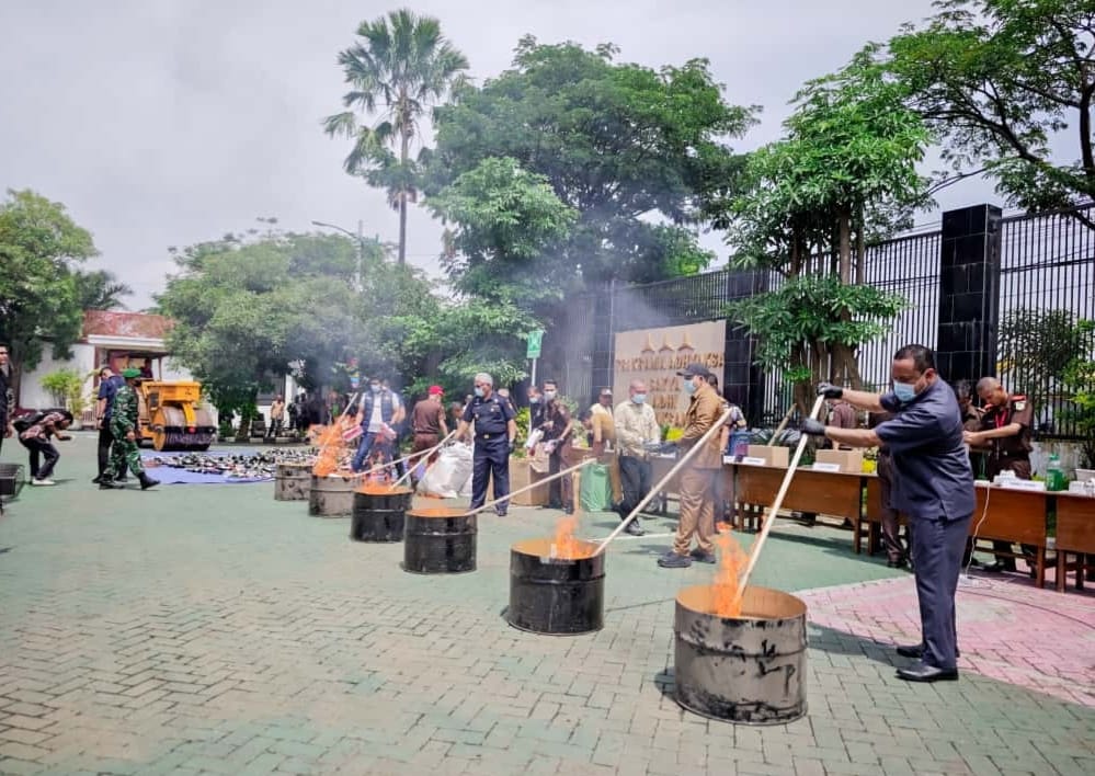 Bupati Pasuruan bersama Kejaksaan negeri kabupaten Pasuruan Didampingi kepala bea Cukai Pasuruan bersama sama musnahkan rokok illegal dan sabu.