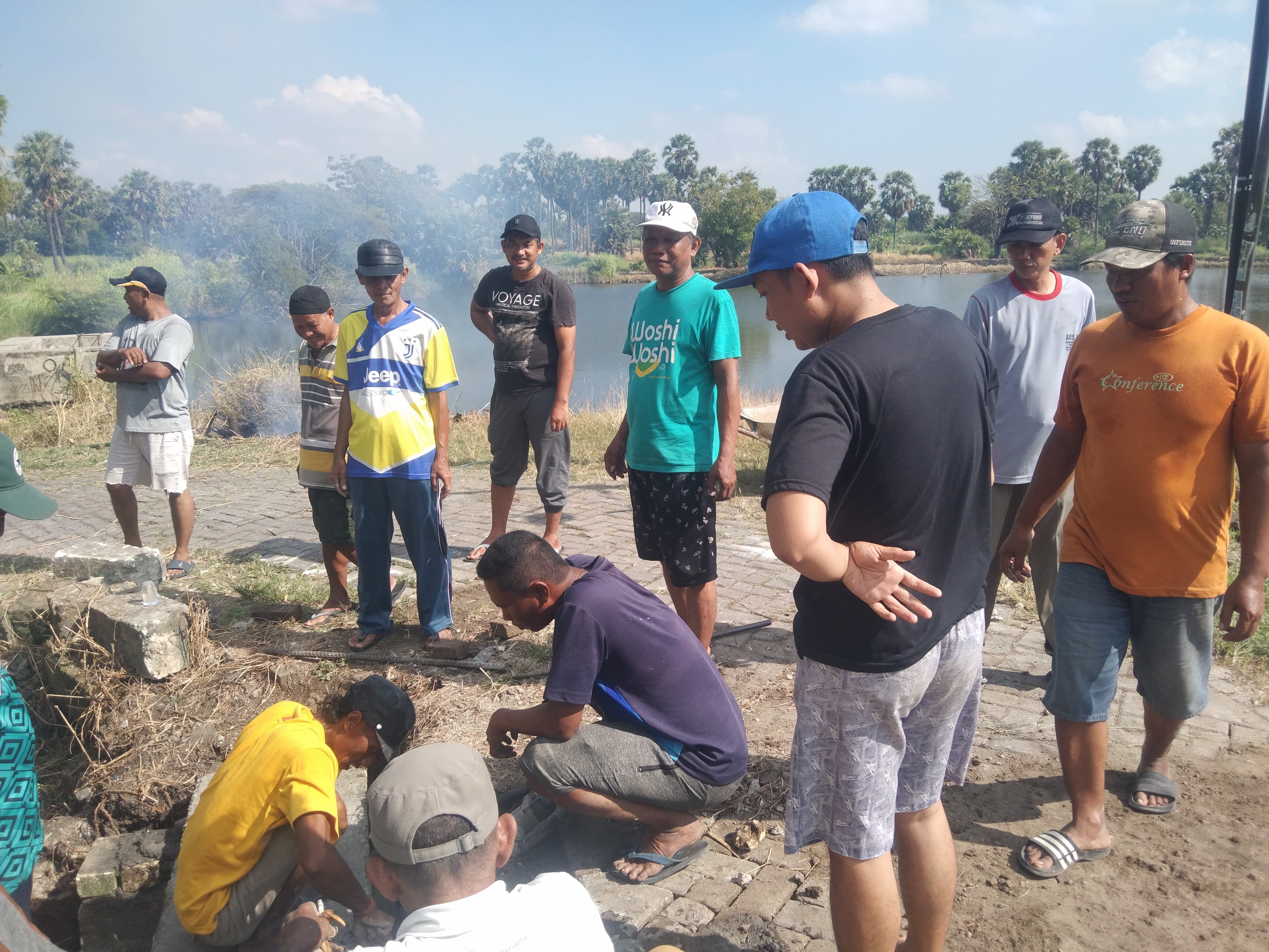 Ciptakan Kampung Yang Bersih, Sambut HUT RI Ke-81, Warga RT 7 Hendrosari Kerja Bakti