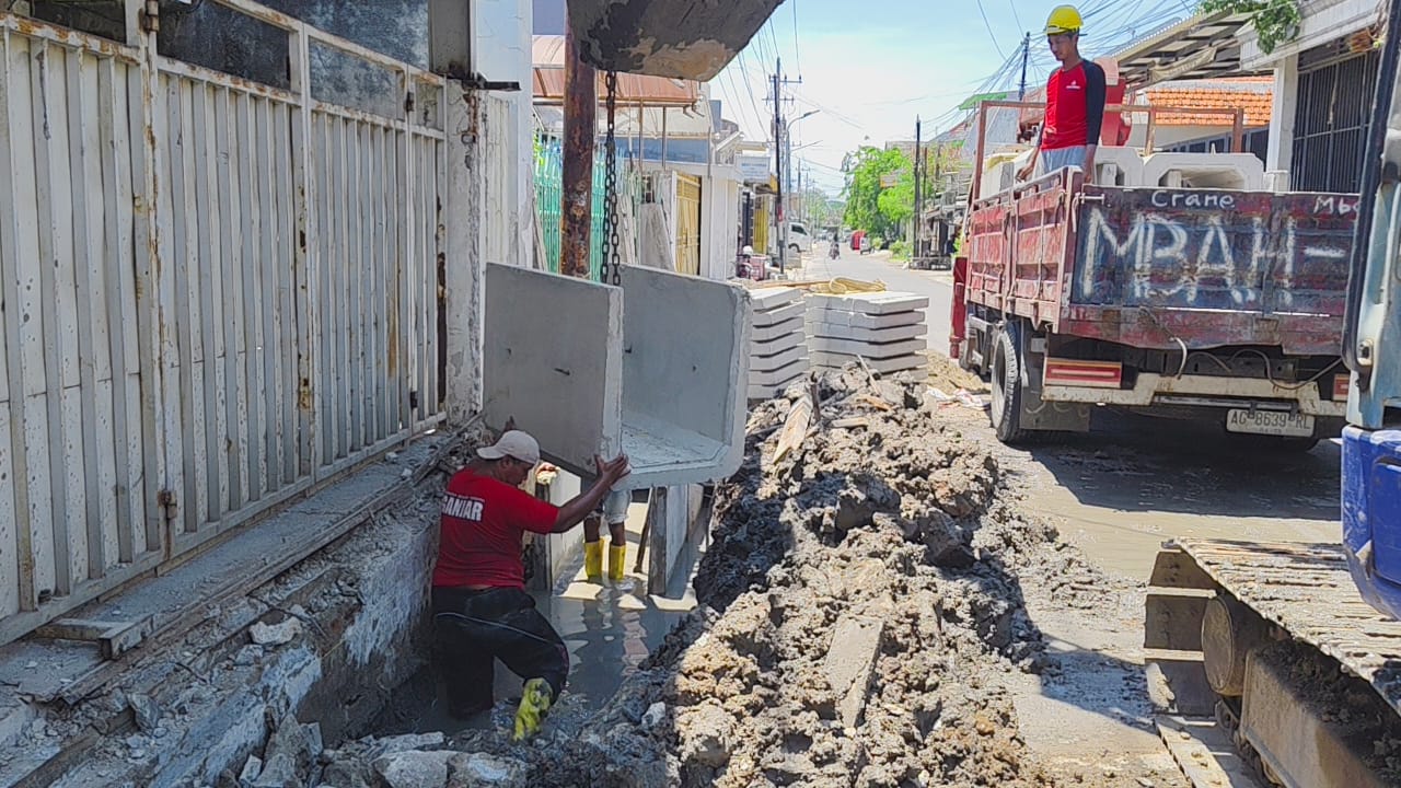 CV Dana Indah 100% Diduga Kebal Hukum Dan Dilindungi Dinas DSDABM,Proyek U-Ditch di Tambaksegaran Wetan Tuai Sorotan Warga