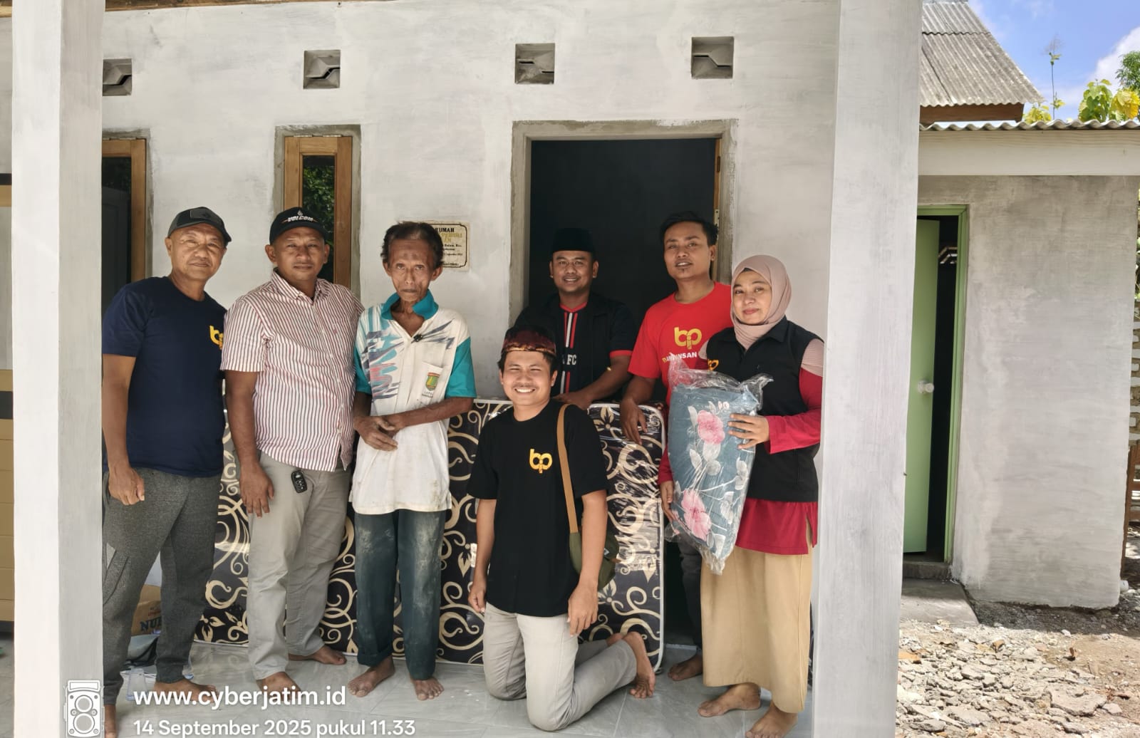 Dapatkan Bantuan Bedah Rumah dari Bani Insan Peduli, Tangis Haru Zainuddin Warga Desa Larangan Dalam Pamekasan