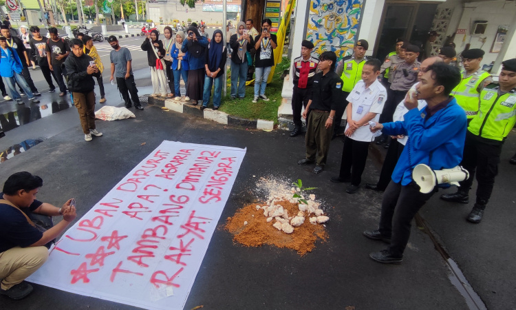 Demo Mahasiswa Soroti Tambang Yang  Diduga Ilegal  Semakin Menggila  Di Kab Tuban