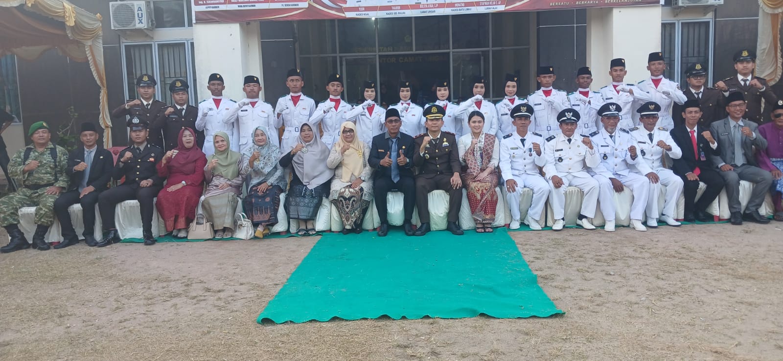 Detik-Detik Penurunan Bendera Merah Putih HUT ke-81 RI di Kecamatan Ungar