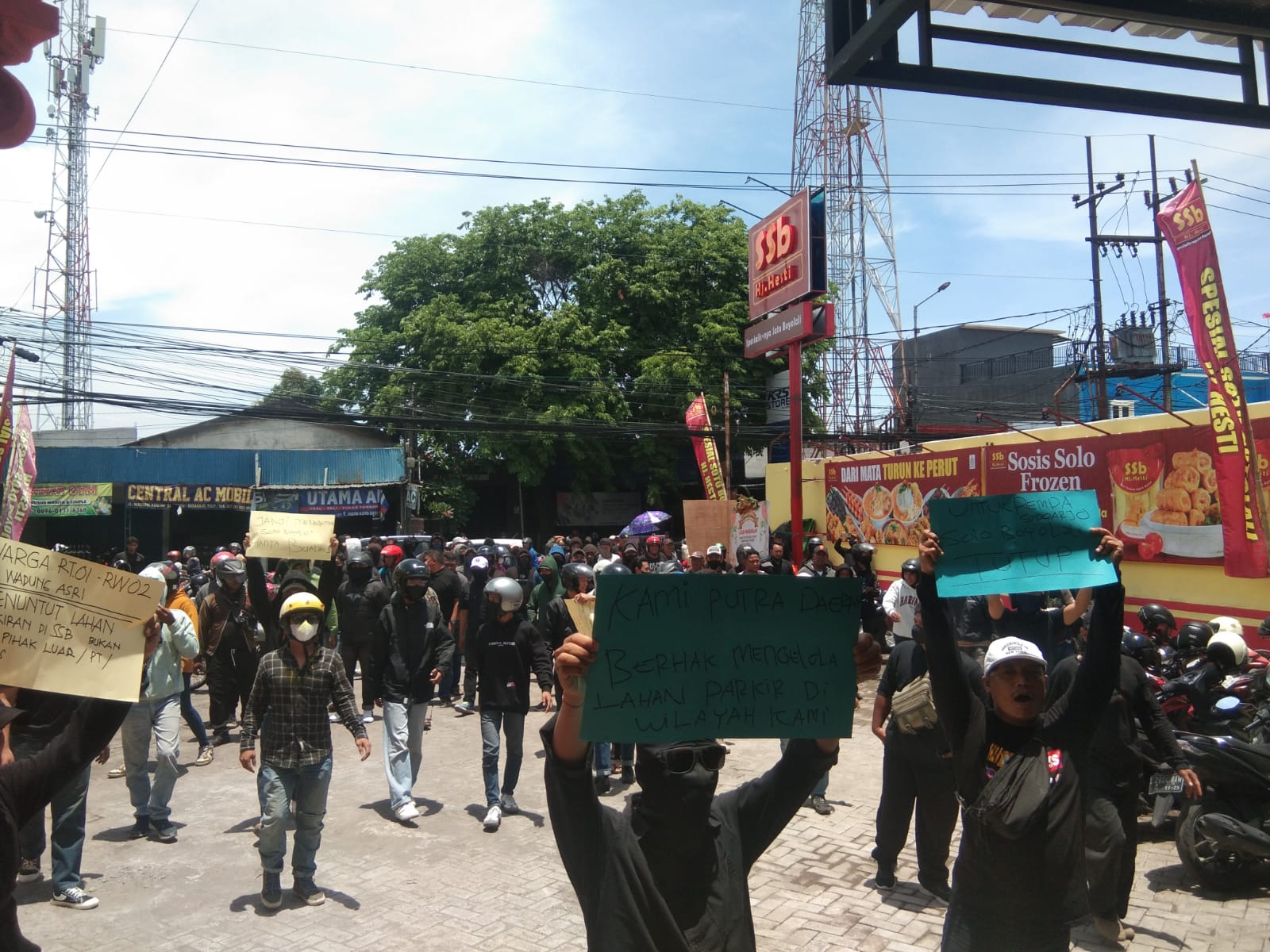 DiDuga Tak Mengantongi Izin Operasional dan Pengelolaan Lahan Parkir, Warga Wadungasri Sidoarjo Protes Pihak Management Spesial Soto Boyolali