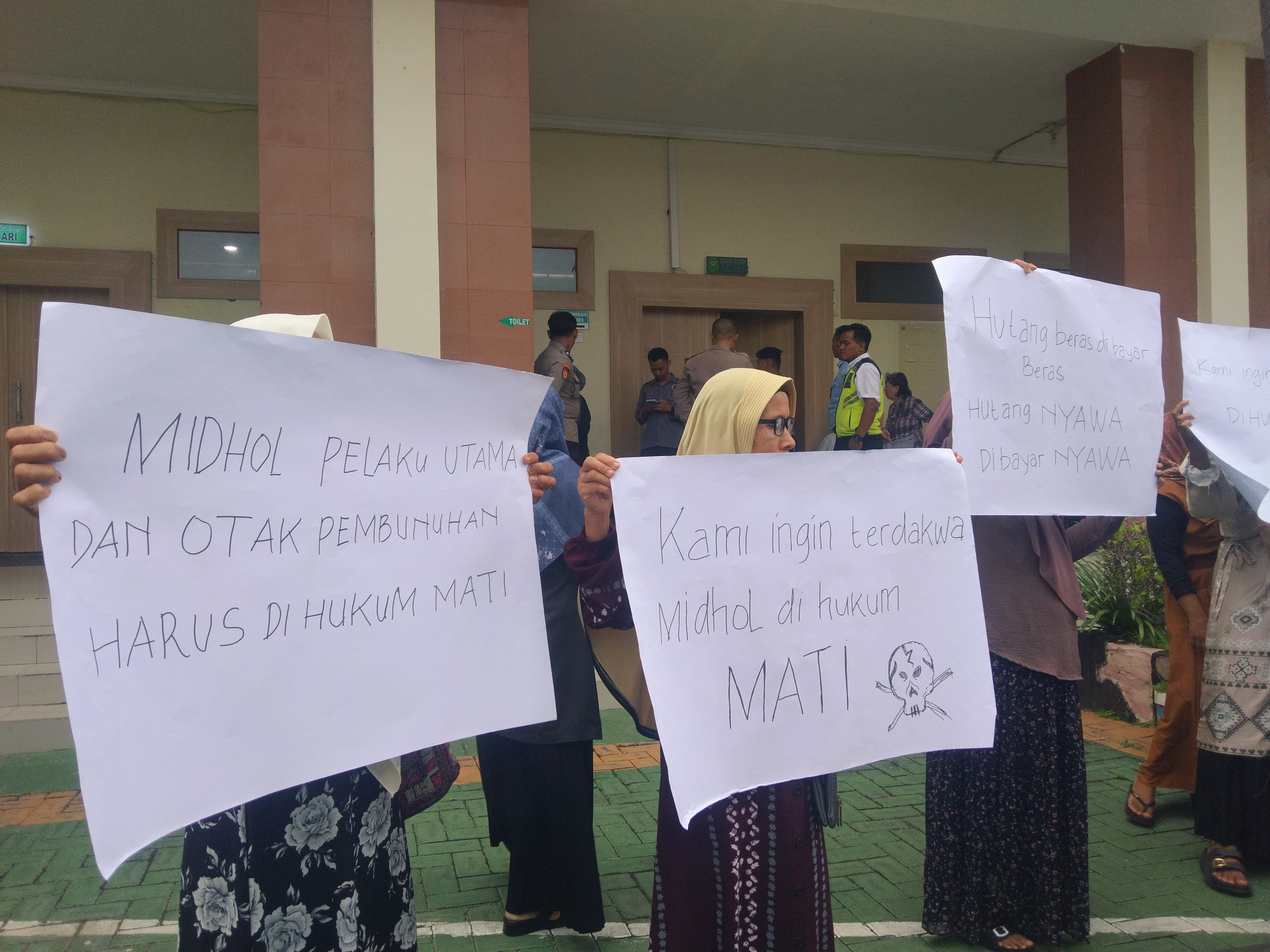 Dirasa Masih Belum Memuaskan Atas Tuntutan Jaksa, Keluarga Korban Minta Keadilan