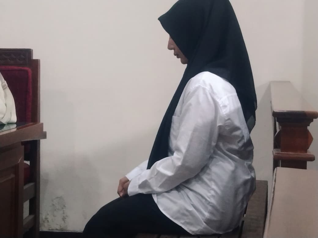 Dituntut 13 Tahun, Seorang LC Terlihat Teteskan Air Mata