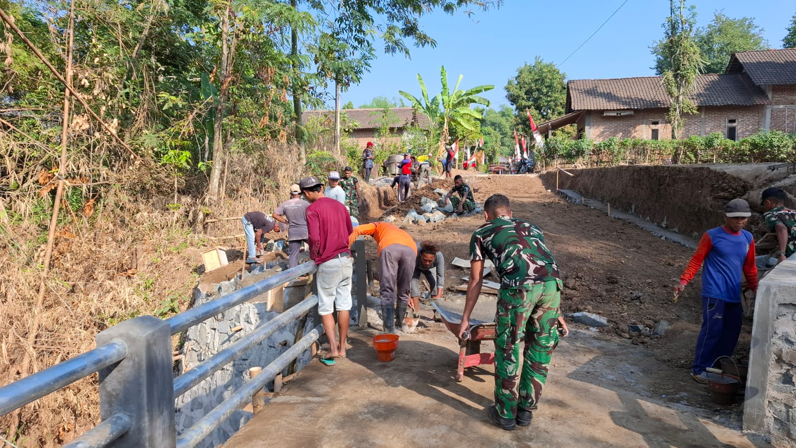 Fokus Kerjakan Saluran Pembuangan Air, Kunci Kekuatan Jembatan TMMD Ke-129