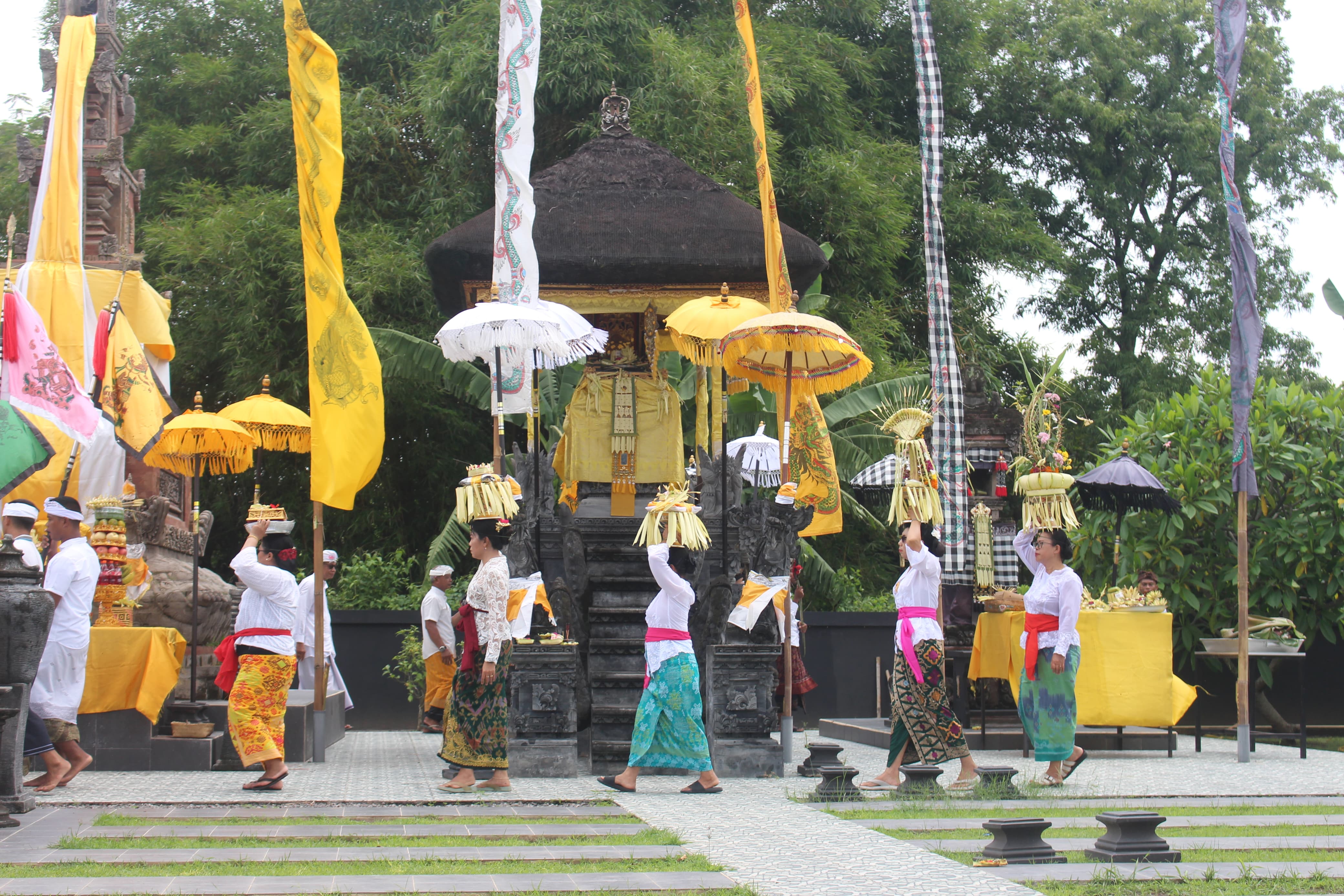 Galungan dan Piodalan 2025 di Pura Sanggha Bhuwana, Umat Hindu Karesidenan Madiun Padati Lanud Iswahjudi