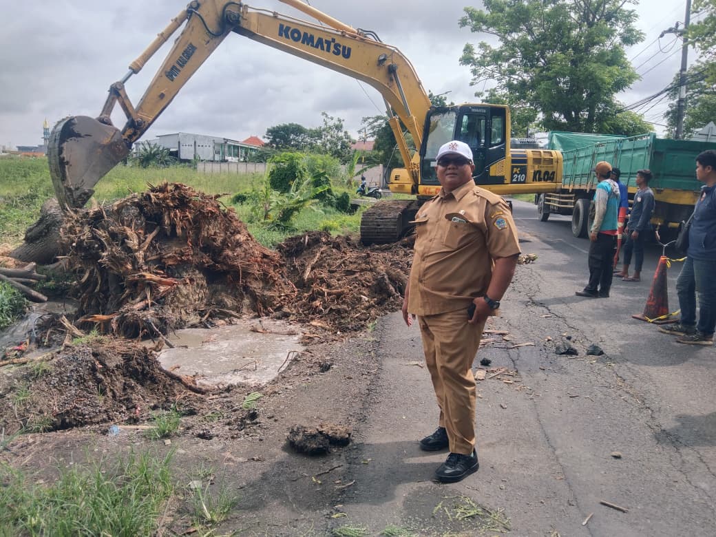 Gerak Cepat, Tim URC DPUTR Gresik Perbaiki Jalan Yang Ambles