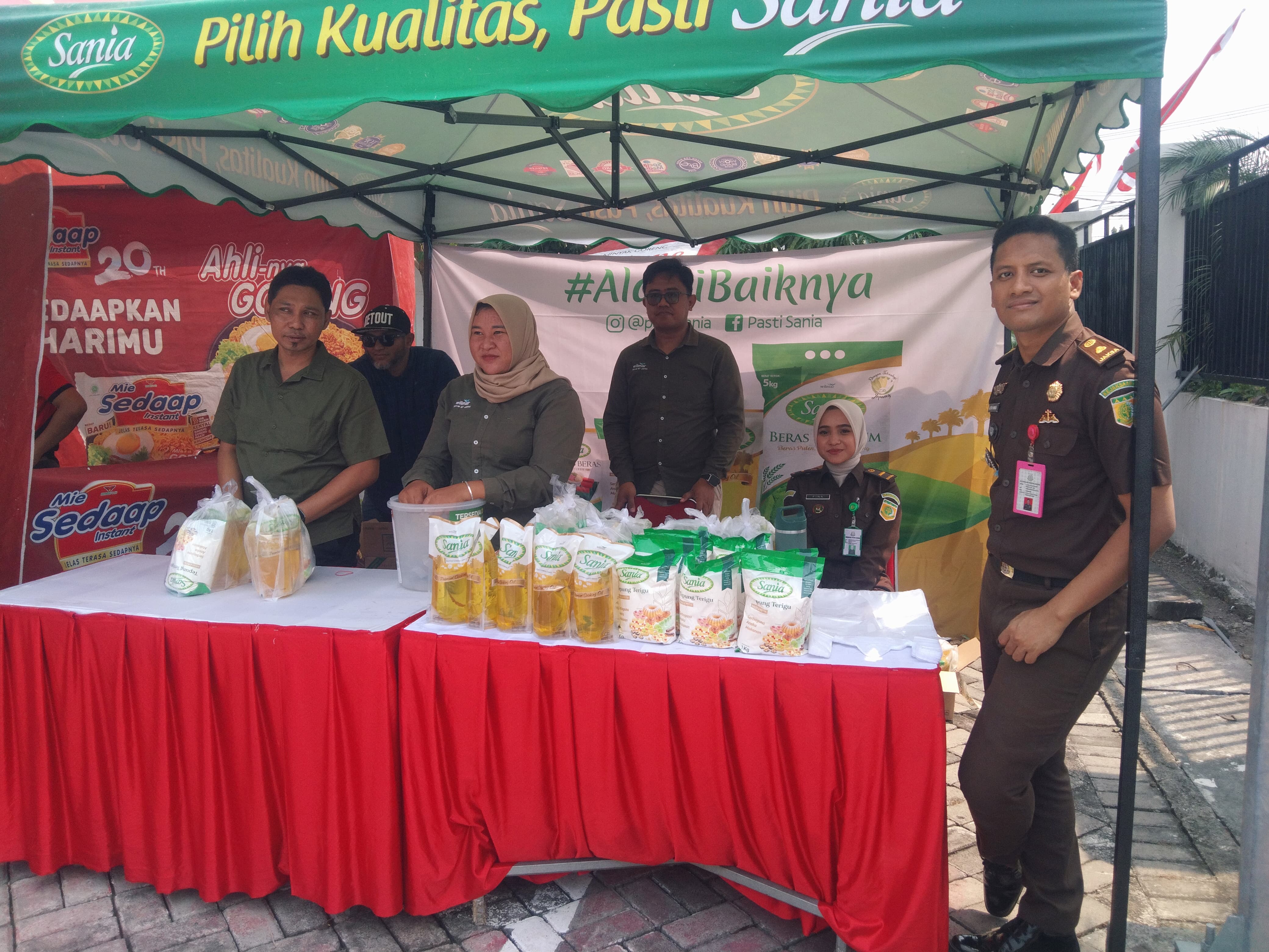 Hari Lahir Kejaksaan RI, Kejari Gresik Gelar Pasar Murah