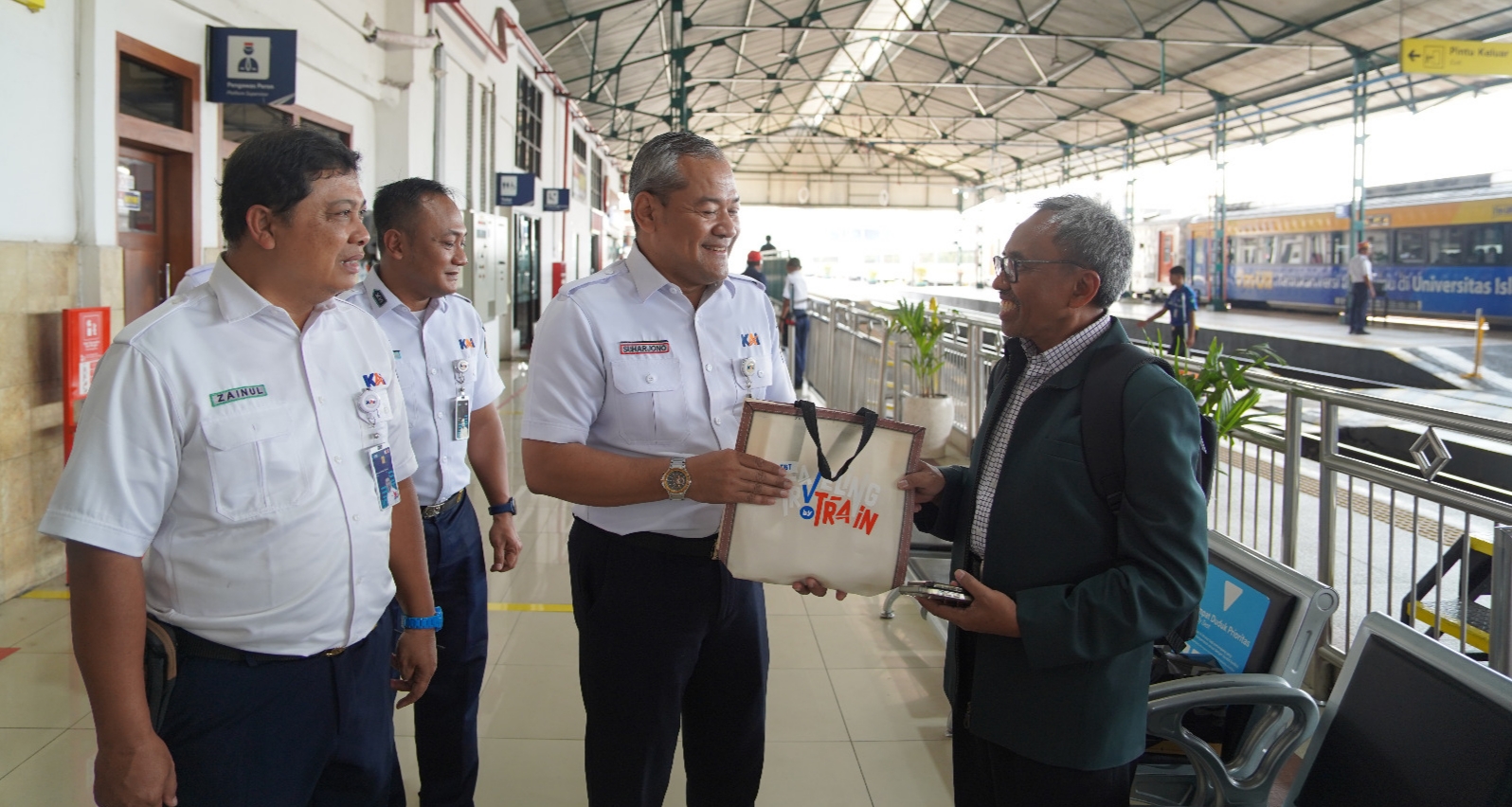 Hari Pelanggan Nasional, KAI Daop 7 Madiun Gelar Aksi Simpati dan Berbagi Souvenir di Stasiun hingga Atas Kereta