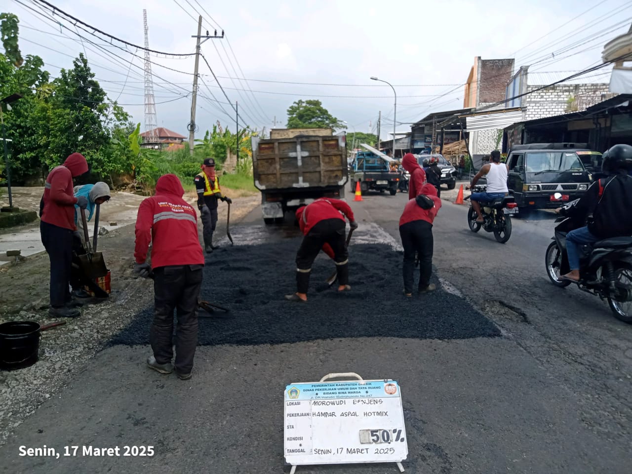 Jalan Berlubang Morowudi Cerme-Benjeng Pasca Banjir, DPUTR Gresik Gerak Cepat Tambal Sulam
