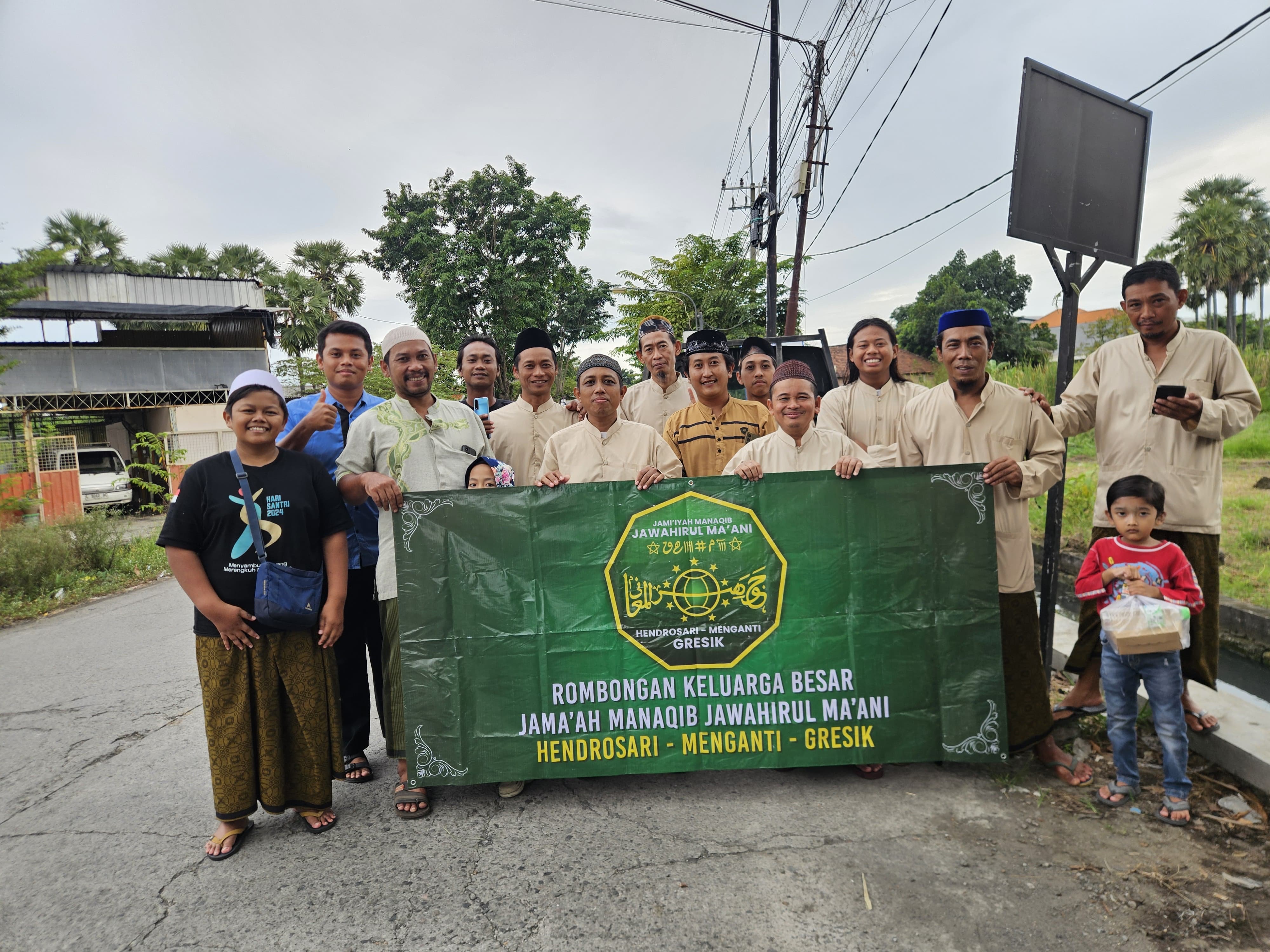 Jamaah Manaqib Jawahirul Maani Cabang Hendrosari Bagi-bagi Takjil