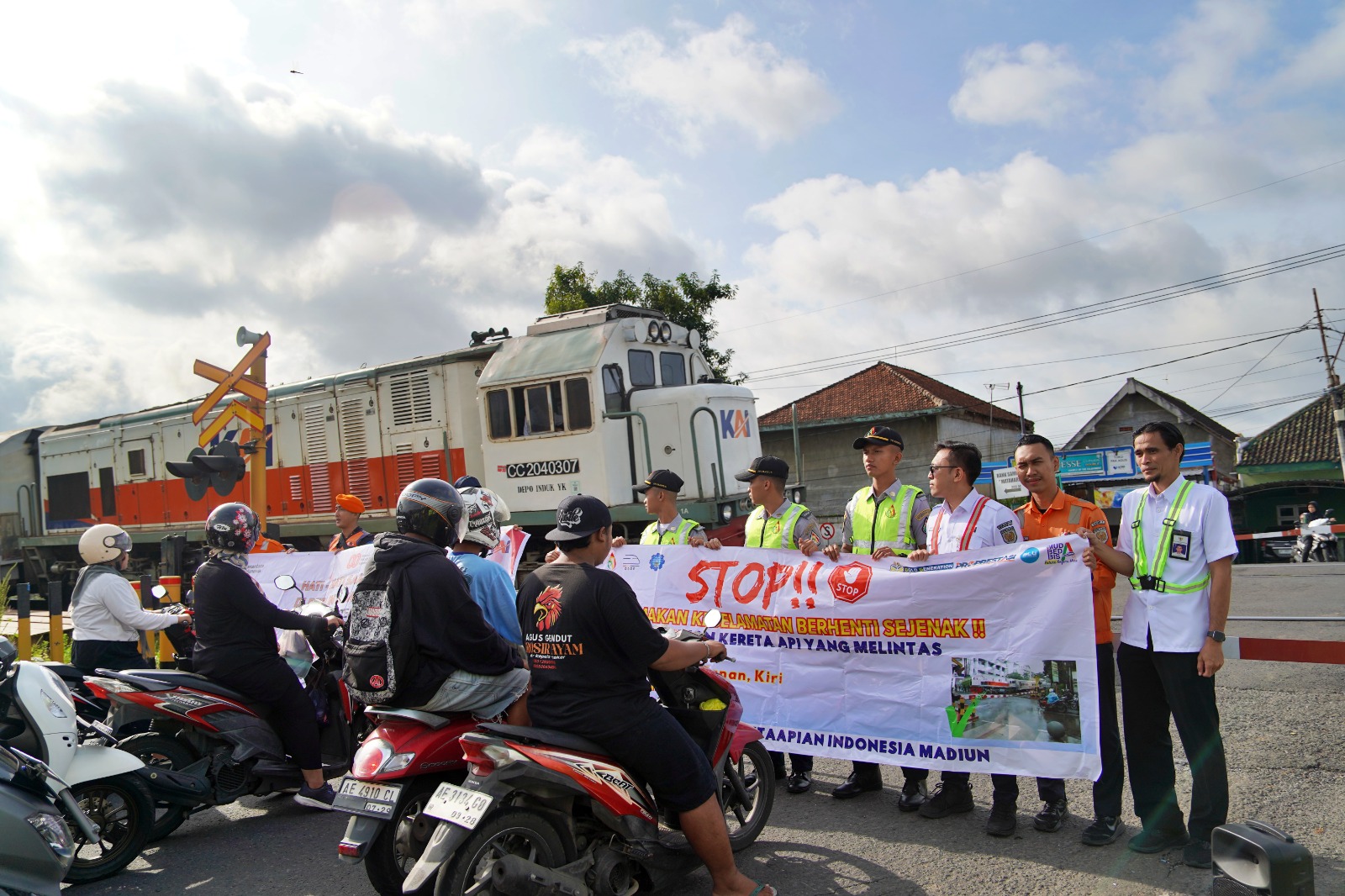 KAI Daop 7 Madiun, Gandeng Taruna PPI Gelar Sosialisasi Keselamatan di Perlintasan Sebidang