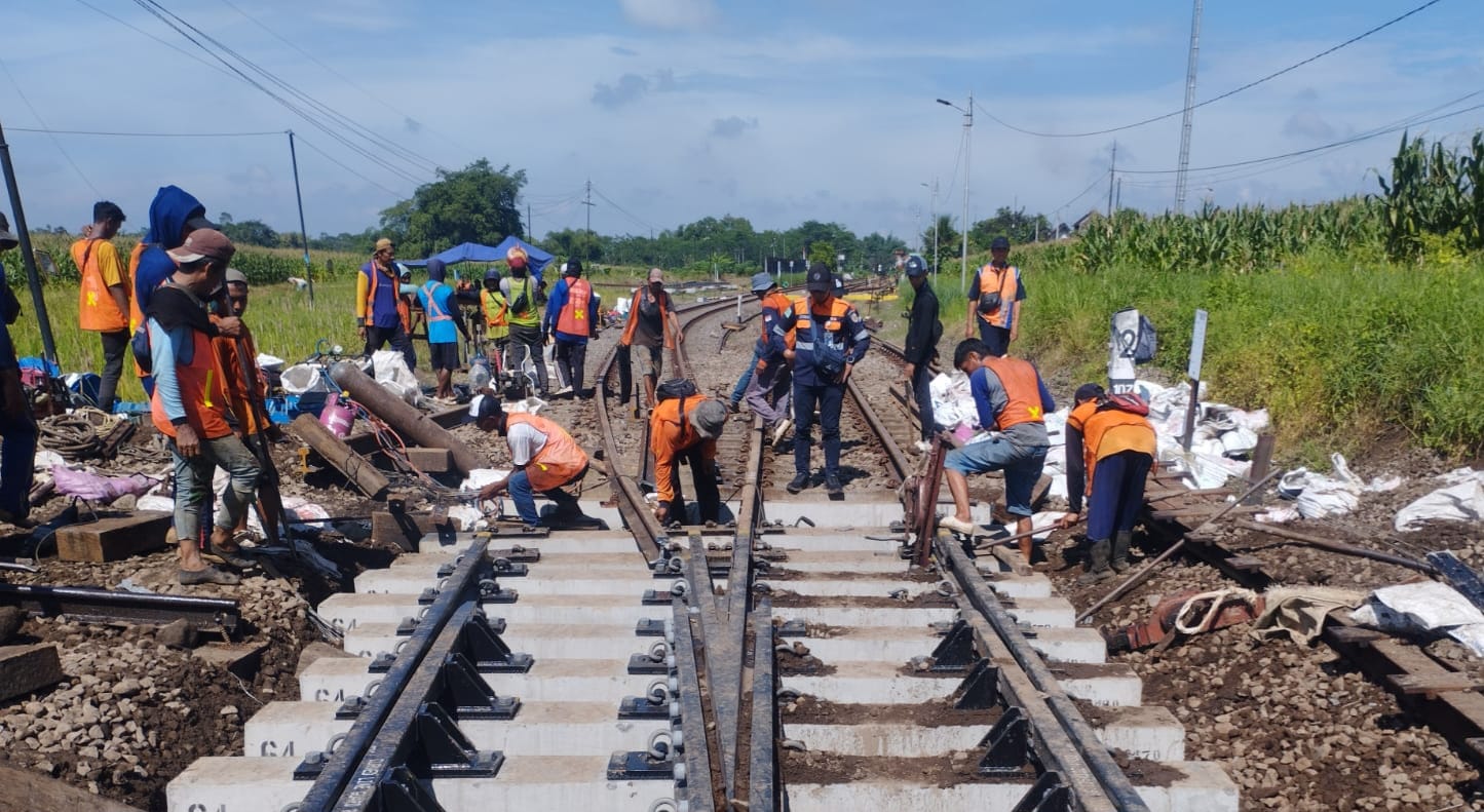 KAI Daop 7 Madiun Tingkatkan Keselamatan Operasional melalui Penggantian Wesel di Stasiun Talun