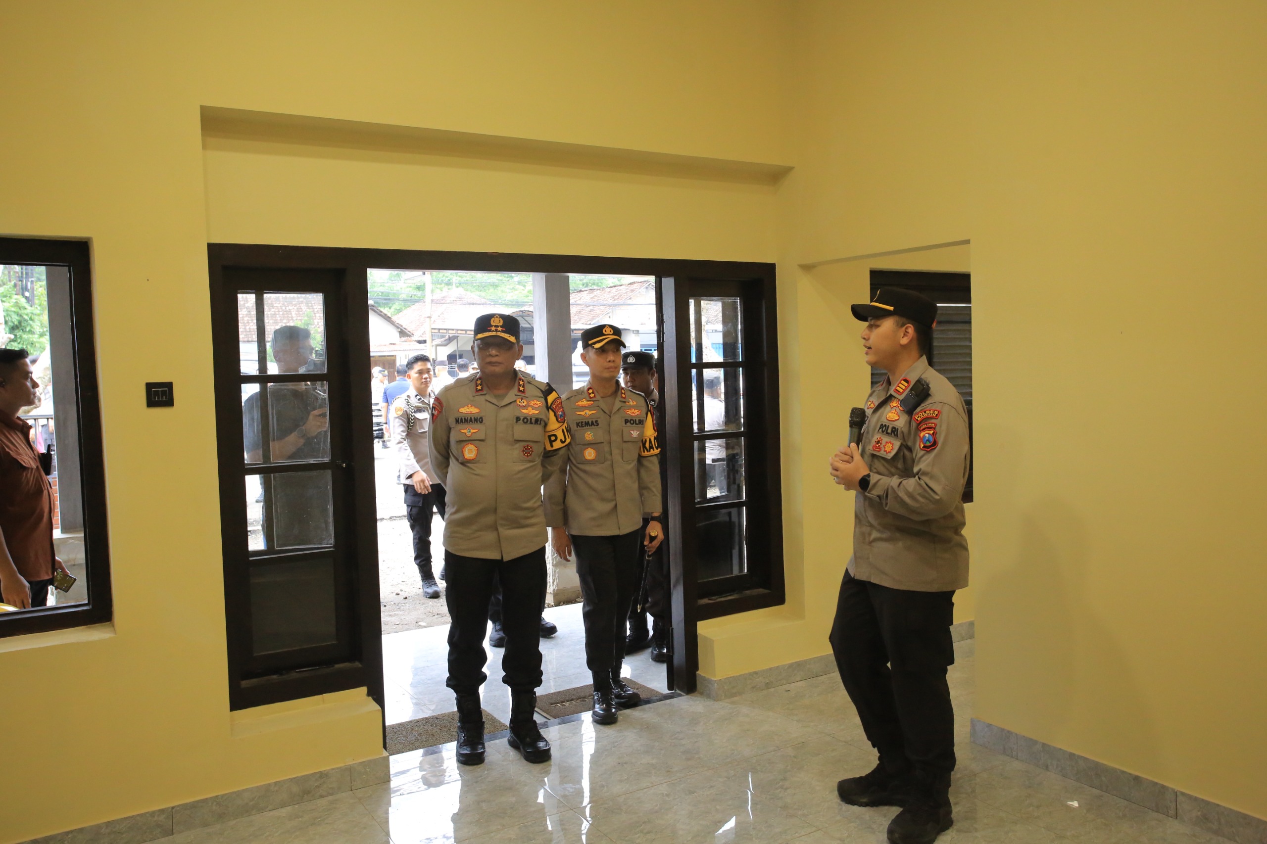 Kapolda Jatim Tinjau Renovasi Mapolsek Geger, Serta Serahkan Baksos Kepada Masyarakat Sekitar