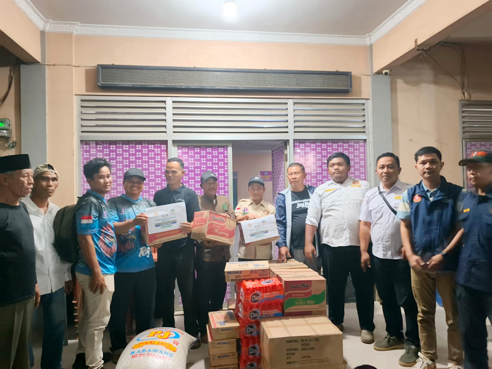 Karang Taruna Kelapa Dua Bergerak Cepat Salurkan Bantuan ke Warga Jatiwaringin Terdampak Asap Sampah