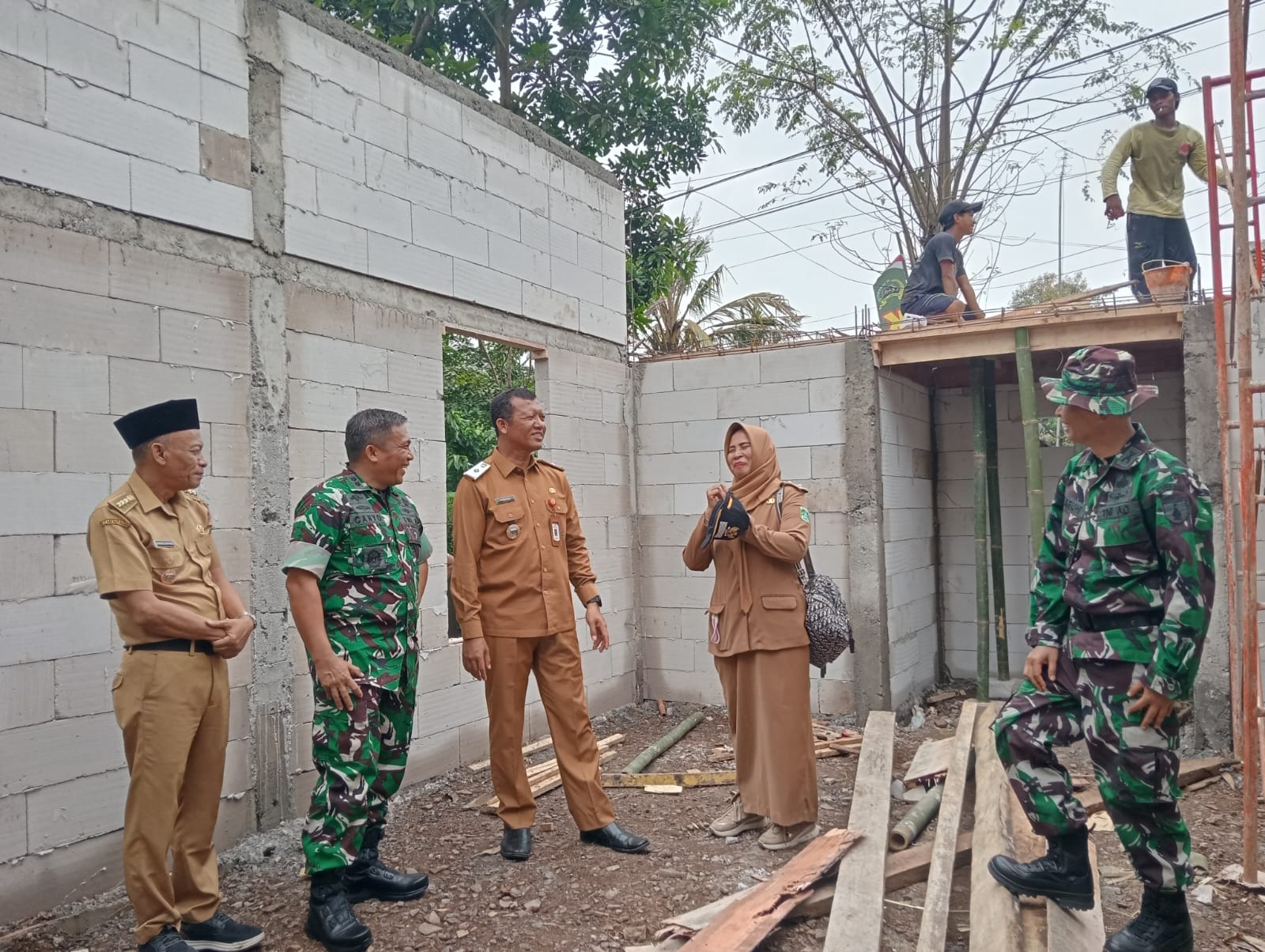Kasrem 083/Bdj Bersama Sekda Pasuruan dan Forkopimka Tinjau Lokasi TMMD Ke-127 Kodim 0819/Pasuruan