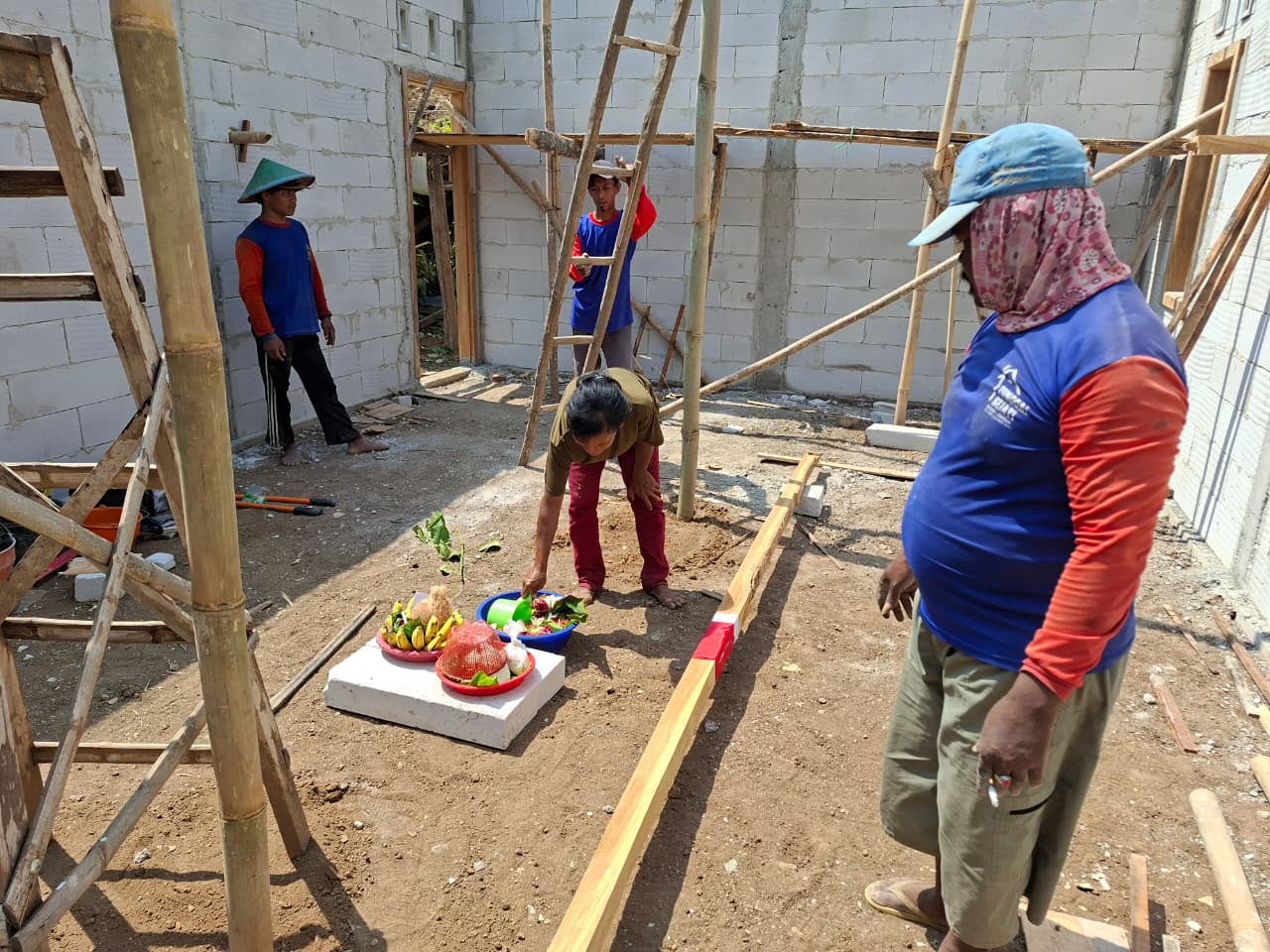 Kearifan Lokal : Prosesi Adat Dirikan Rumah, Bendera Merah Putih Disiram Kembang Setaman Dalam Rehab RTLH TMMD Ke-129