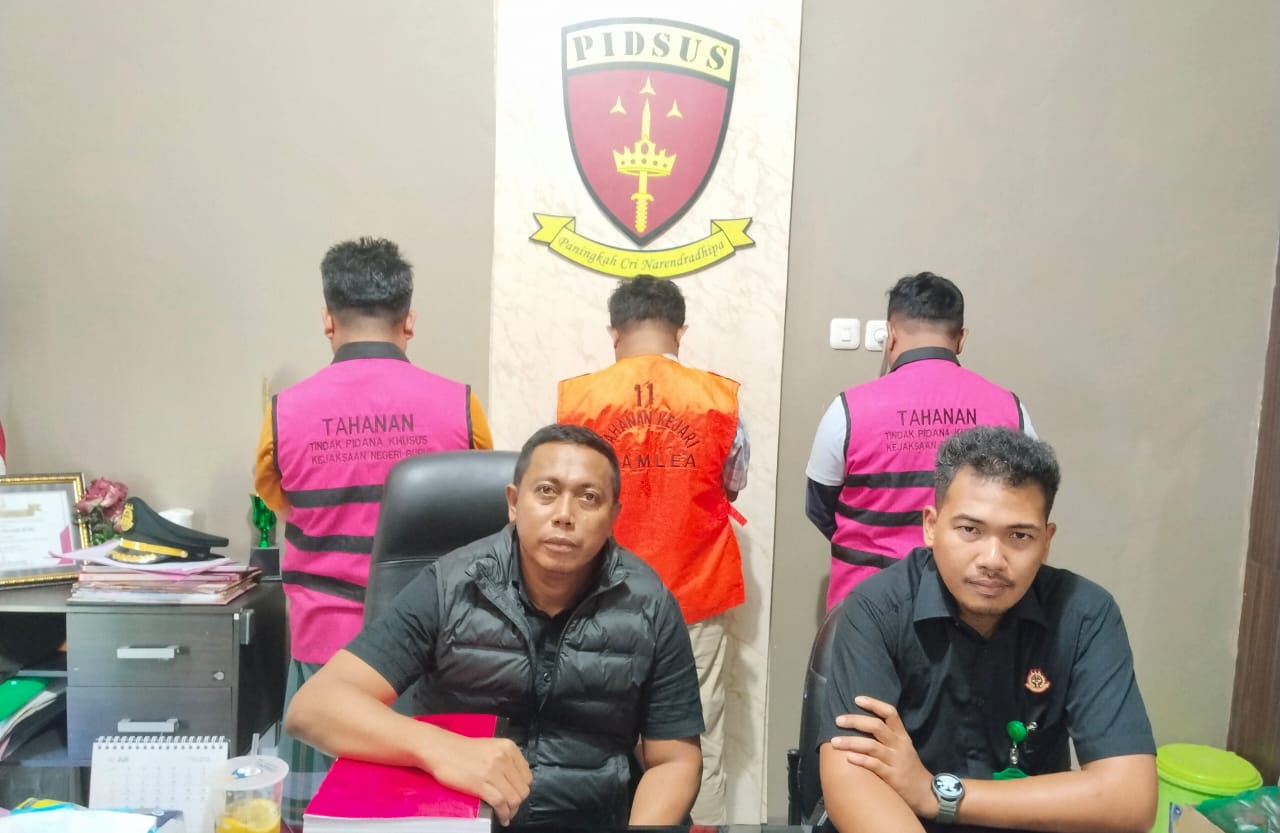 Kejaksaan Negeri Buru Terima Tiga Tersangka Kasus Dinkes Bursel