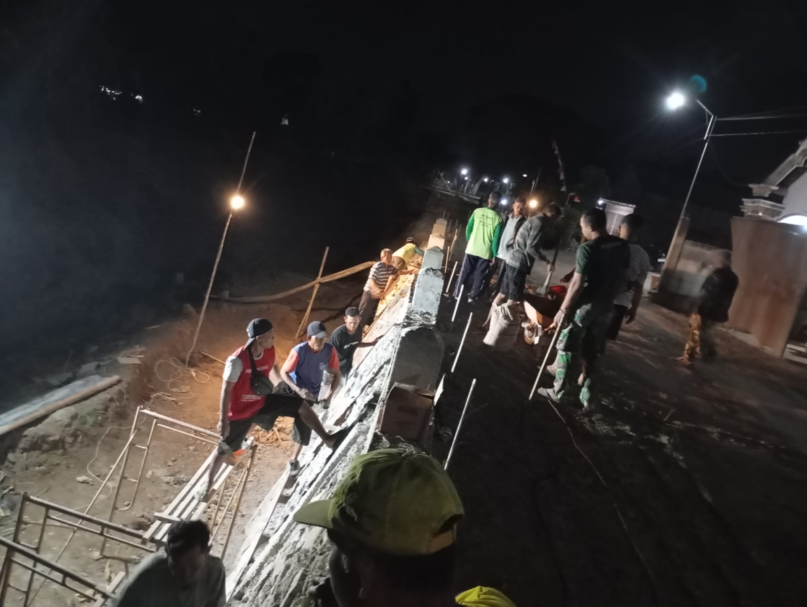 Kejar Target, Anggota Satgas TMMD dan Warga Kerjakan Pembangunan Talud Hingga  Malam