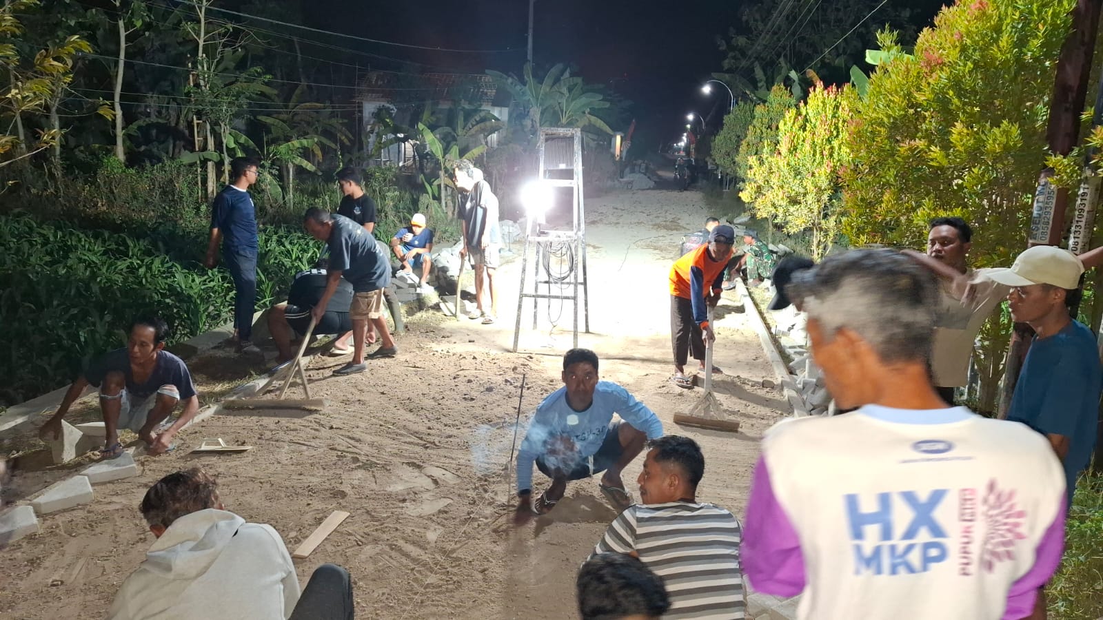 Kekompakan dan Kemanunggalan TNI-Rakyat, Malam Pun Pembangunan Paving Jalan Poros Desa Sepanjang 1 KM Terus Di Kebut