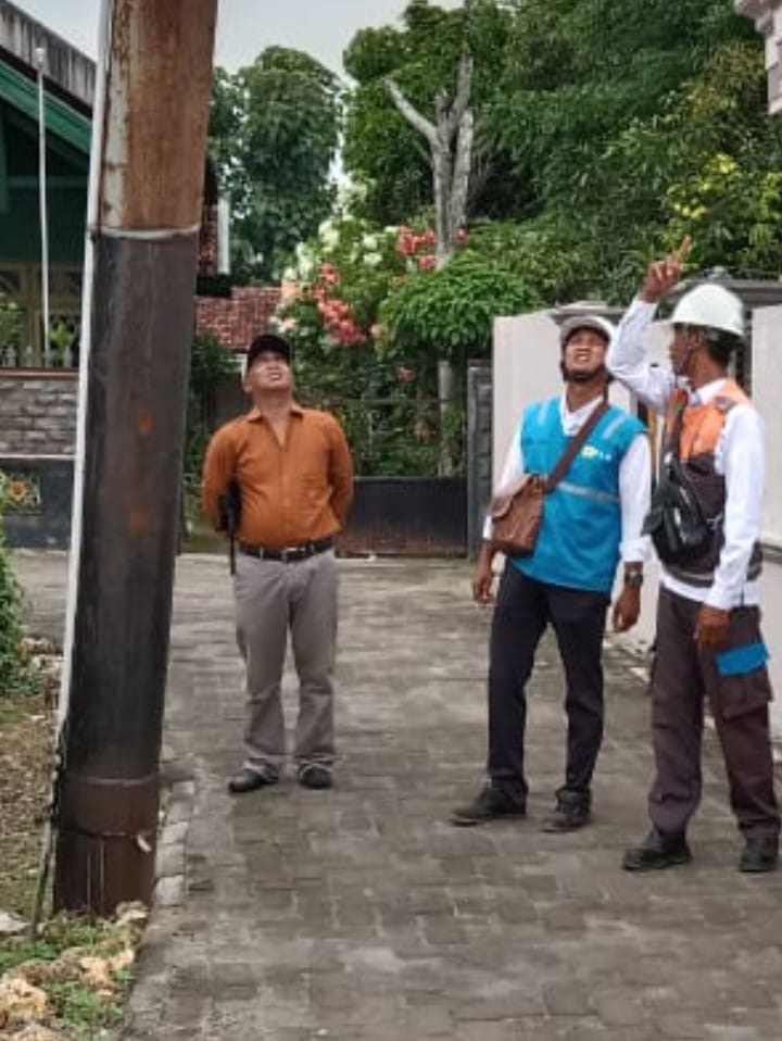 Kepala Desa Samatan dan Petugas Pln Ulp Waru Melihat Kondisi Tiang Listrik Yang Miring