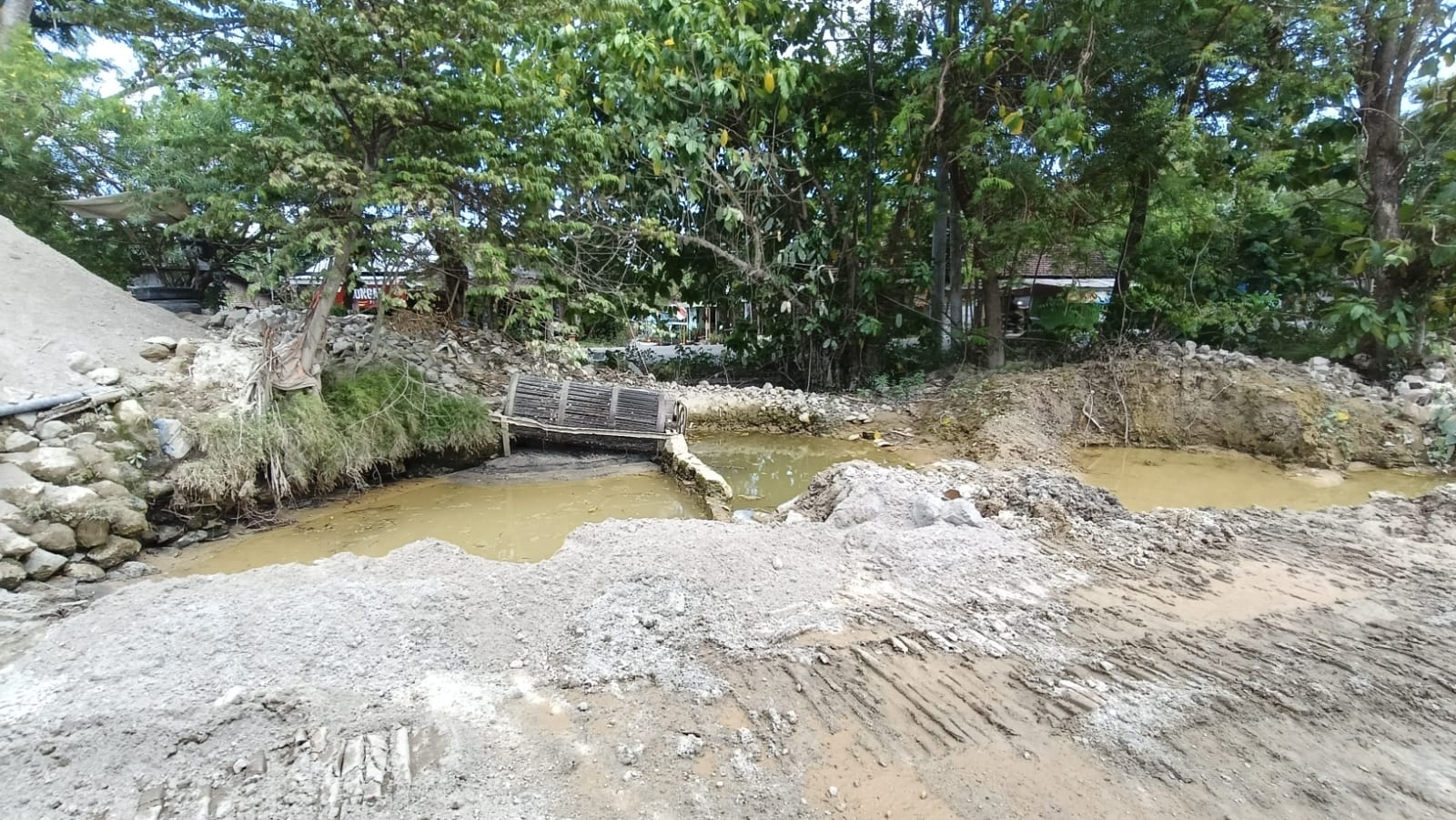 Kolam Terkesan Asal - Asalan, Dugaan Pencemaran Limbah Akibat Pencucian Pasir di Jetis Jadi Soroton