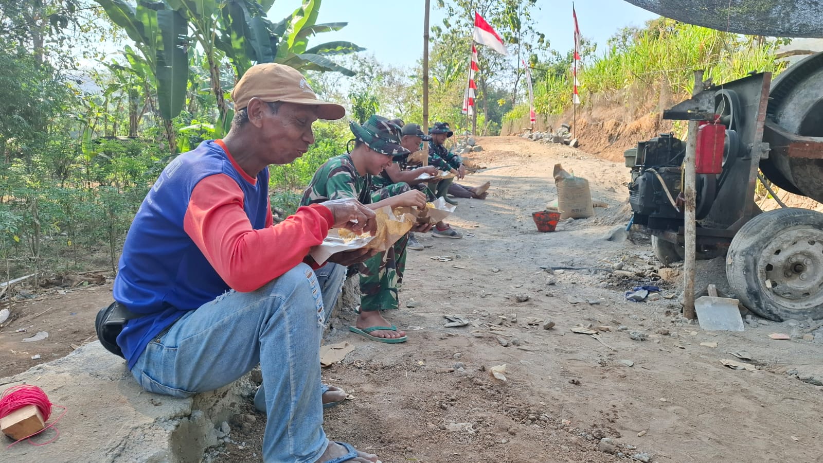 Komsos Anggota Satgas TMMD Bersama Masyarakat Pererat Kebersamaan
