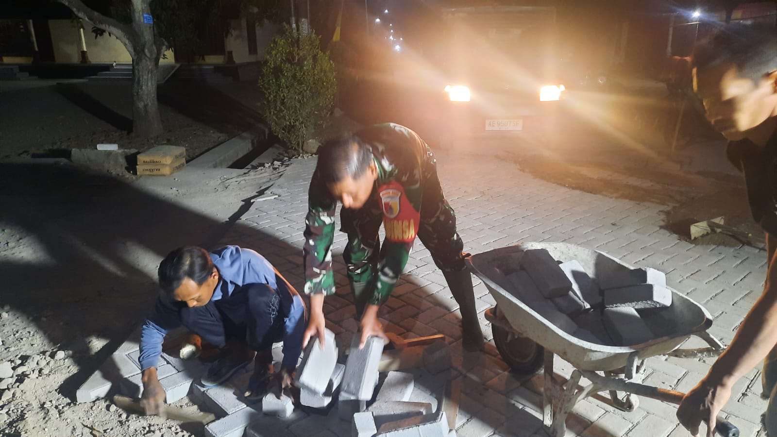 Lembur Malam, Babinsa Desa Terus Kawal Proyek TMMD Ke-129 Sukseskan Program Pembangunan