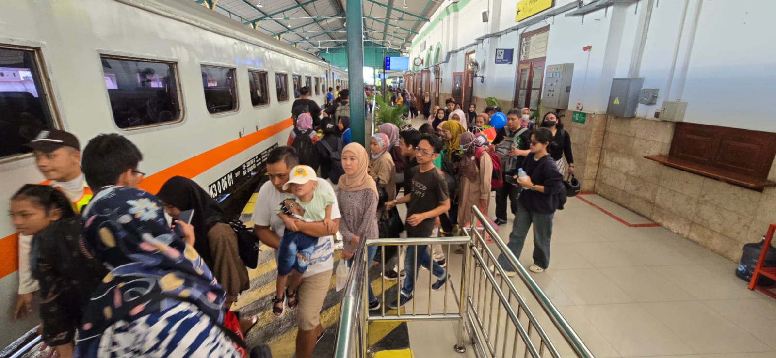 Lonjakan Penumpang Warnai Libur Panjang Kenaikan Isa Almasih, KAI Daop 7 Madiun Tambah Rangkaian Kereta