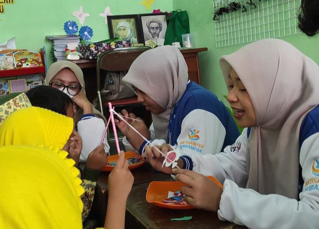 Mahasiswa KKN-T 08 Umsida Hadirkan Permainan Edukatif Memancing Huruf Hijaiyah