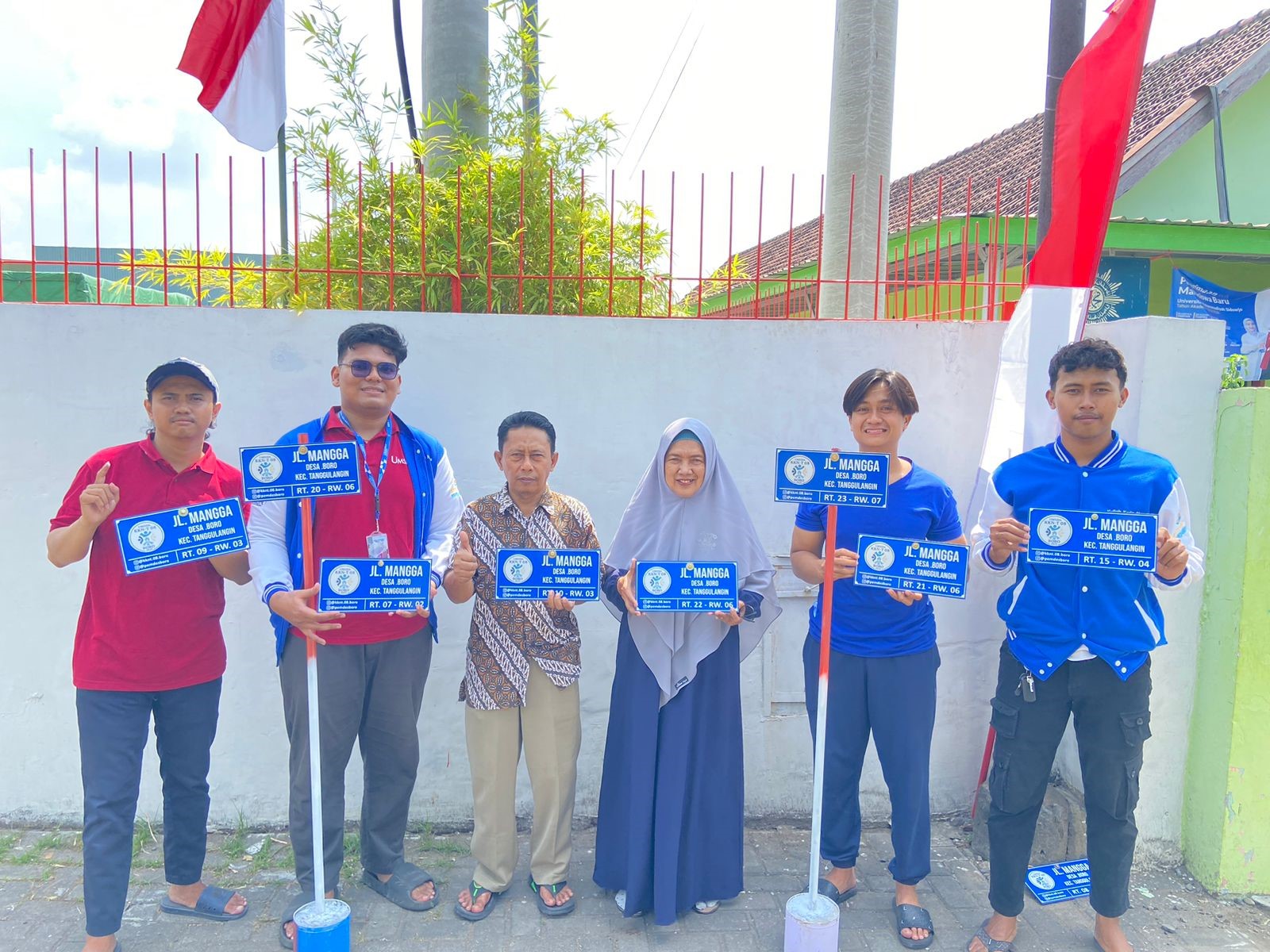 Mahasiswa KKN-T 08 Umsida Wujudkan Aksi Nyata dengan Pemasangan Plang Nama Jalan di Desa Boro