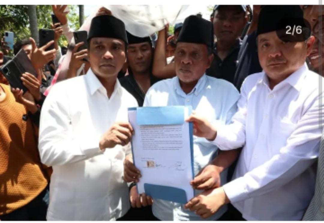 Masyarakat dan Tokoh Desa Gelar Aksi Demo di Pendopo Bangkalan, Sampaikan Delapan Tuntutan