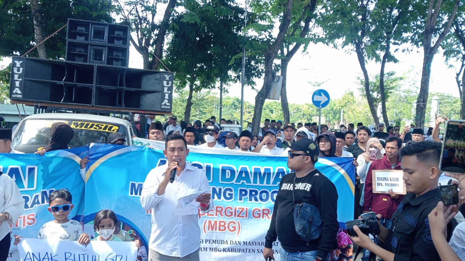 MBG Lanjutkan, Seruan Masa Aksi Didepan Kantor DPRD Kabupaten Sampang