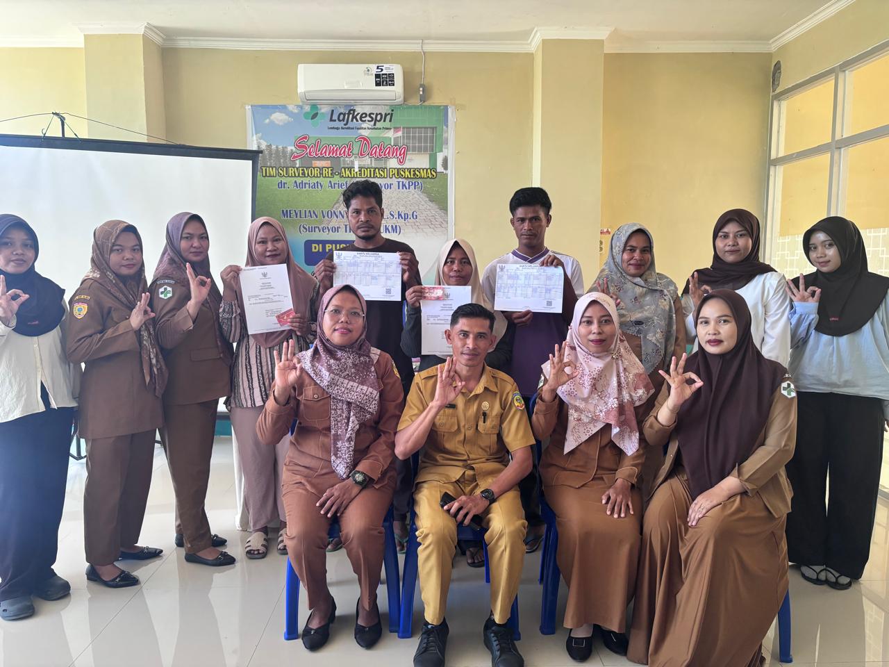Menindak Lanjuti Mou Dengan Disdukcapil'Kapus Waplau Melakukan Pembagaian Akta Kelahiran,KK dan KIA Secara Simbolis