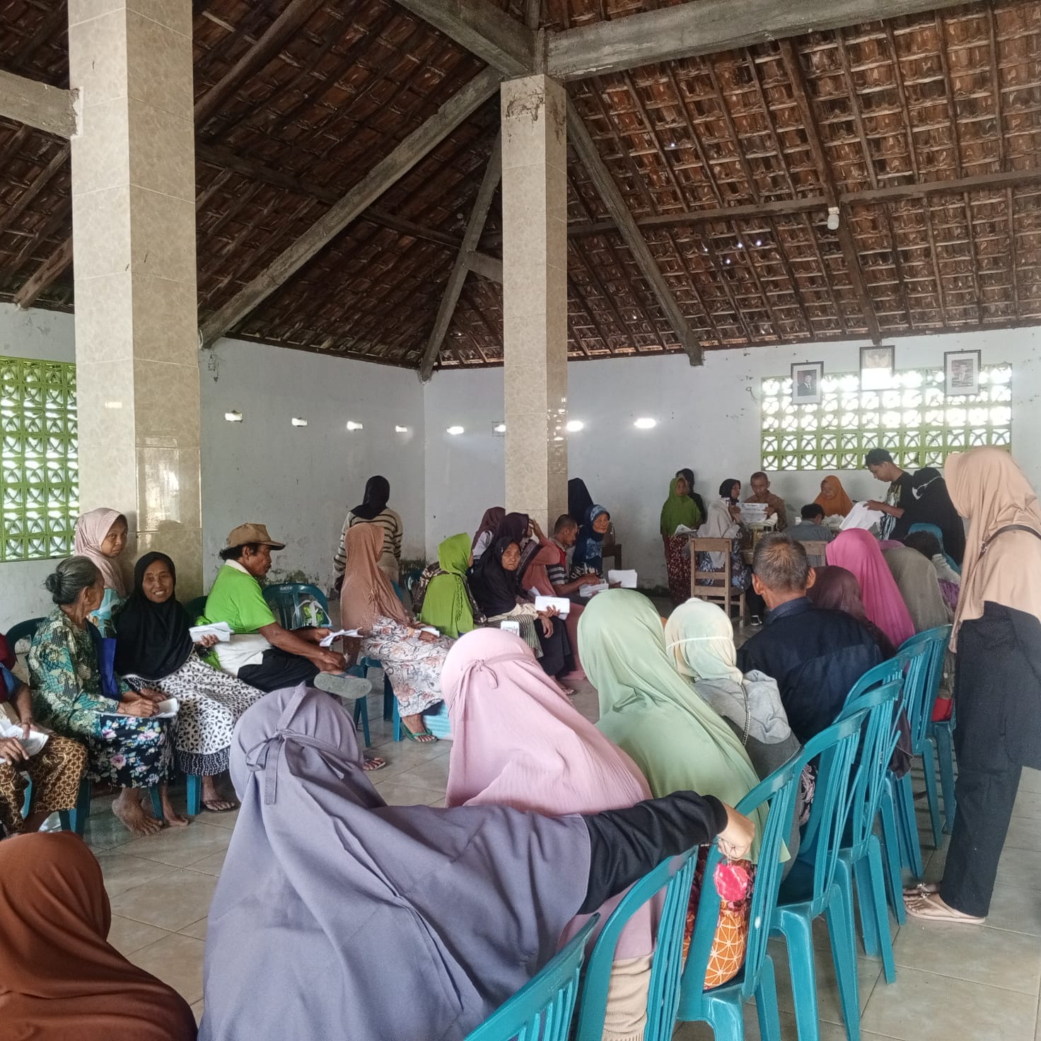 Merupakan Bentuk Kepedulian Pemerintah Warga Desa Dawung Menerima Bantuan Beras Dan Minyak