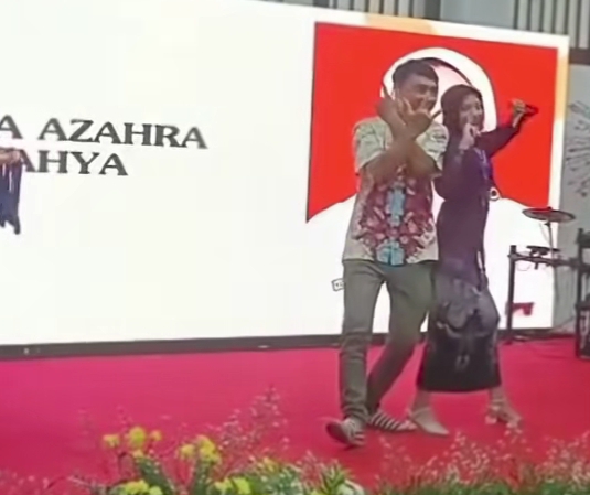 Momen Kelulusan Berubah Viral Gara-Gara Ayah Terlalu Muda