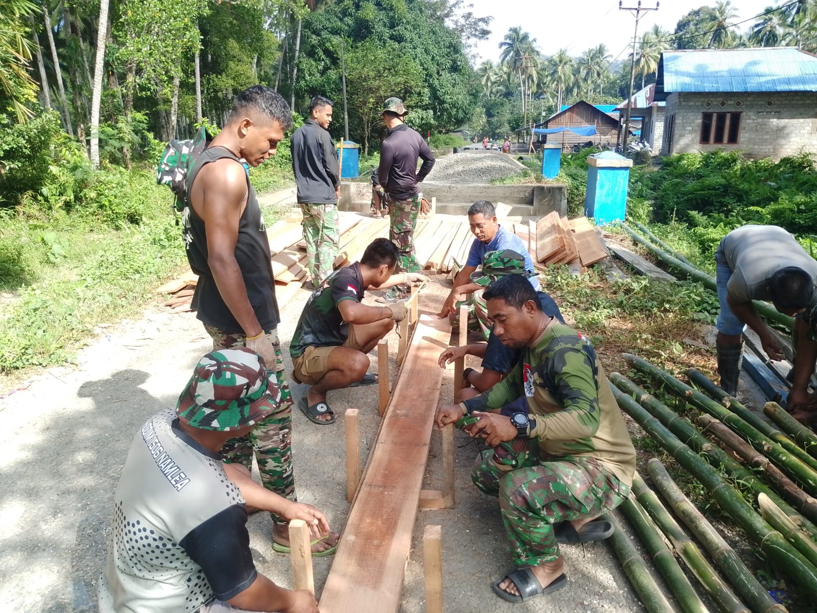 Pembangunan Jembatan Beton di Waesama  Terus Di Kebut Oleh Satgas Karya Bakti TNI