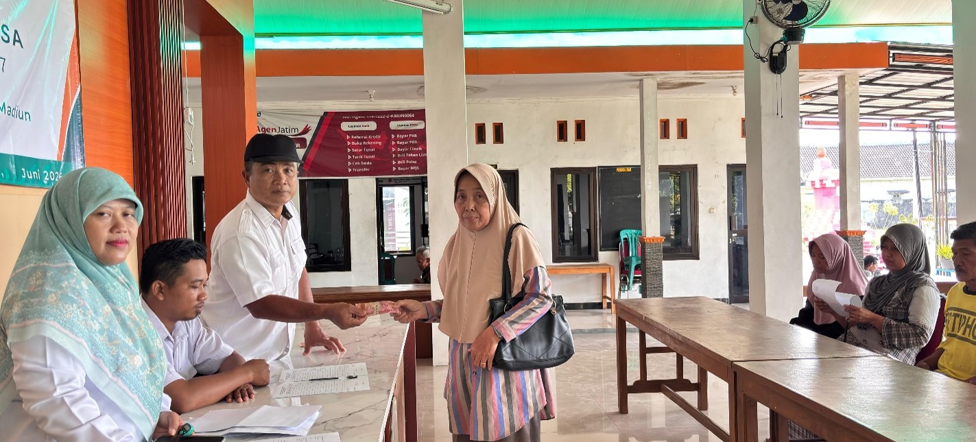 Pemdes Palur kec. Kebonsari Madiun Salurkan BLT Dana Desa kepada Warga Penerima Manfaat