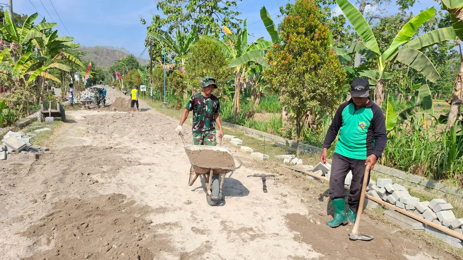 Perangkat Desa Pun Turun Tangan, Bukti Antusias Warga Desa Adanya Program TMMD Ke-129 Kodim 0802/Ponorogo