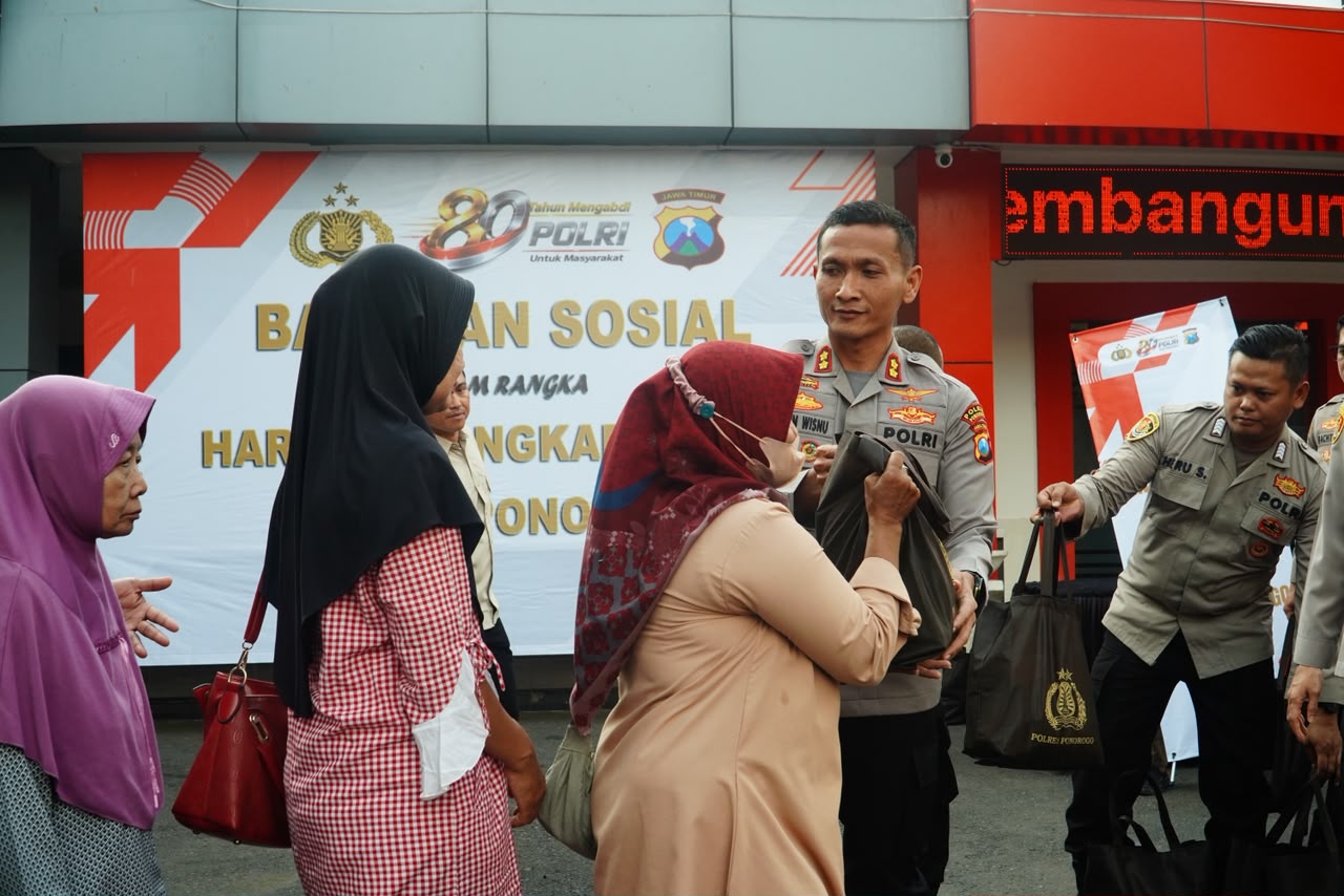 Peringatan Hari Bhayangkara ke-80, Polres Ponorogo Salurkan Ratusan Paket Bansos Untuk Masyarakat