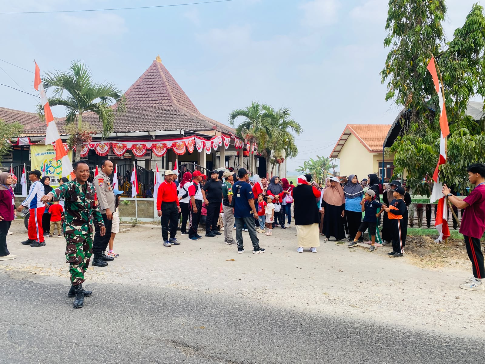 Peringatan HUT RI ke-81, Pemdes Sambirejo Gelar Senam dan Jalan Santai