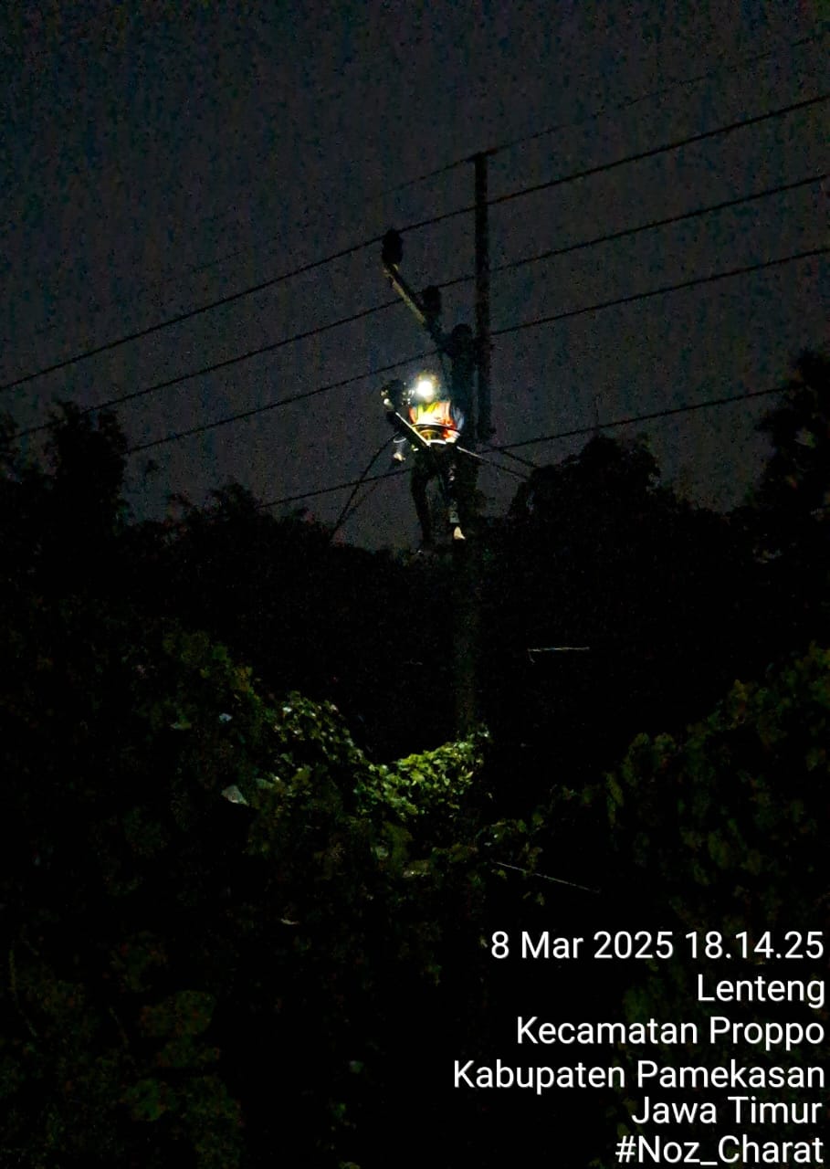 Petugas PLN Pamekasan Tak Kenal Waktu Memperbaiki Jaringan Kabel Listrik Yang Putus Akibat Hujan Deras Dan Angin Kencang
