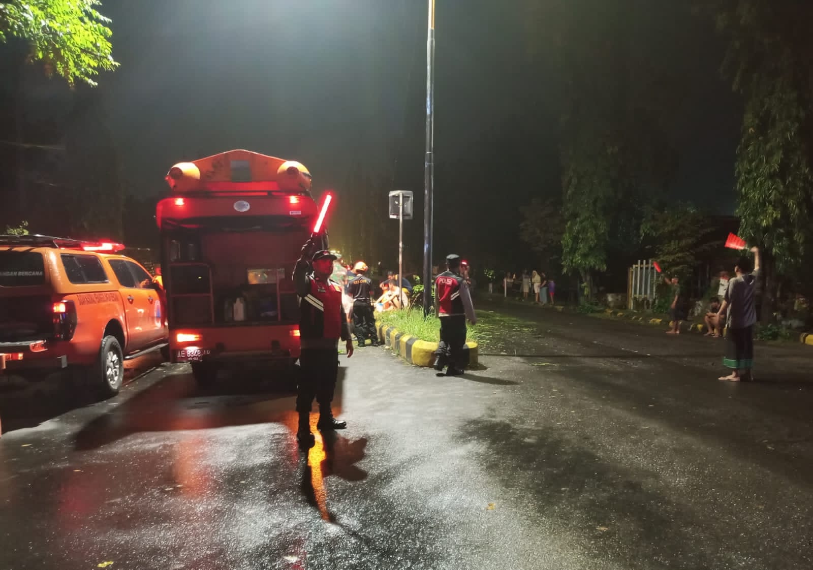 Pohon Tumbang di Jalan Ring Road Barat Kota Madiun, Polsek Manguharjo Sigap Menangani