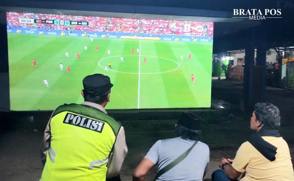 Polisi dan Warga Lumajang Guyub Nobar Piala Dunia 2026, Kamtibmas Tetap Kondusif