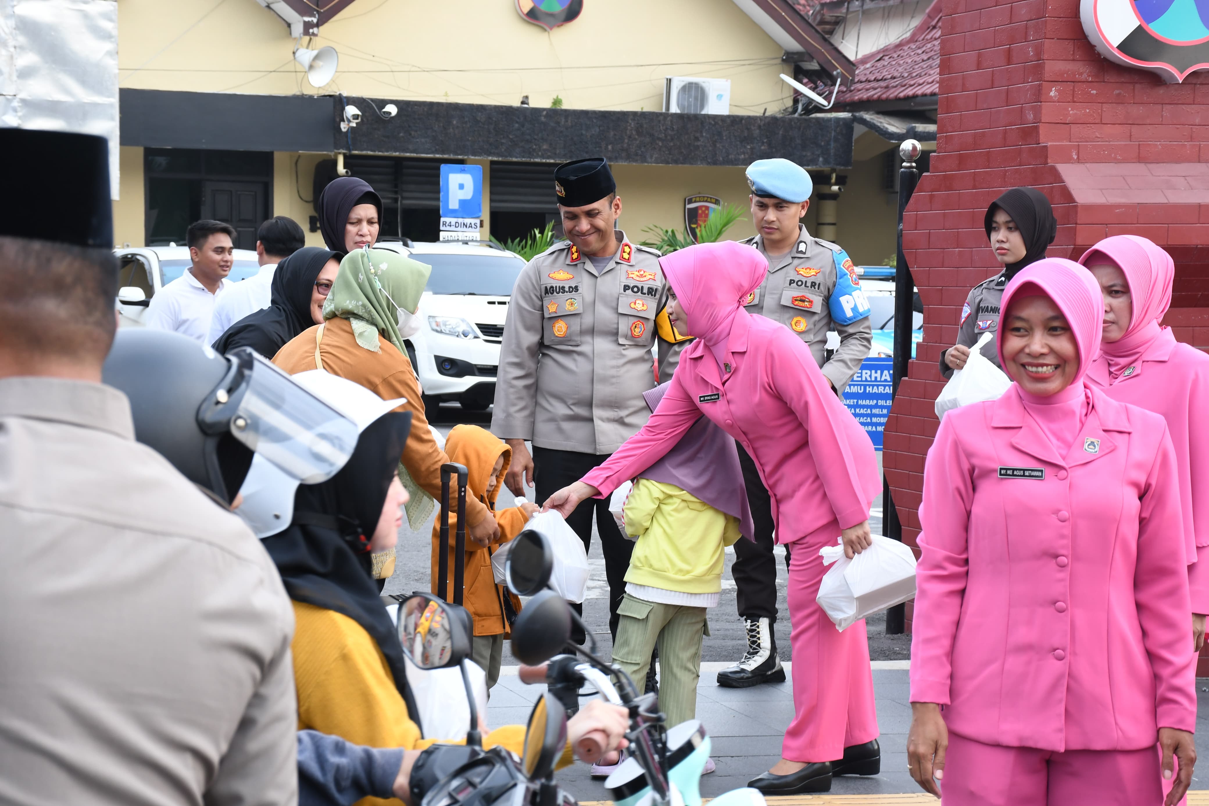 Polres Madiun Kota Berbagi Berkah Ramadan, Dengan Membagian Takjil