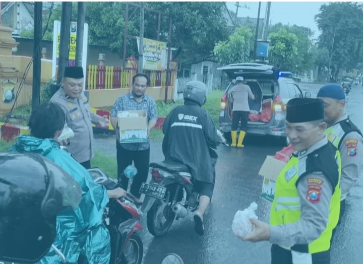 Polsek Balongbendo Bagi Takjil Bersama Jajarannya Untuk pengguna Jalan