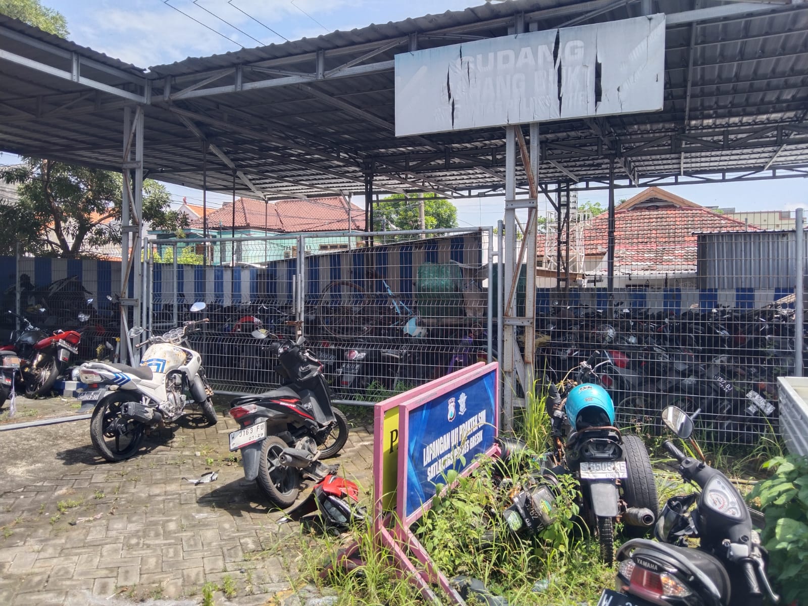 Ratusan Barang Bukti Berserakan di Gudang Gakkum Lantas Polres Gresik Sampai Ringsek