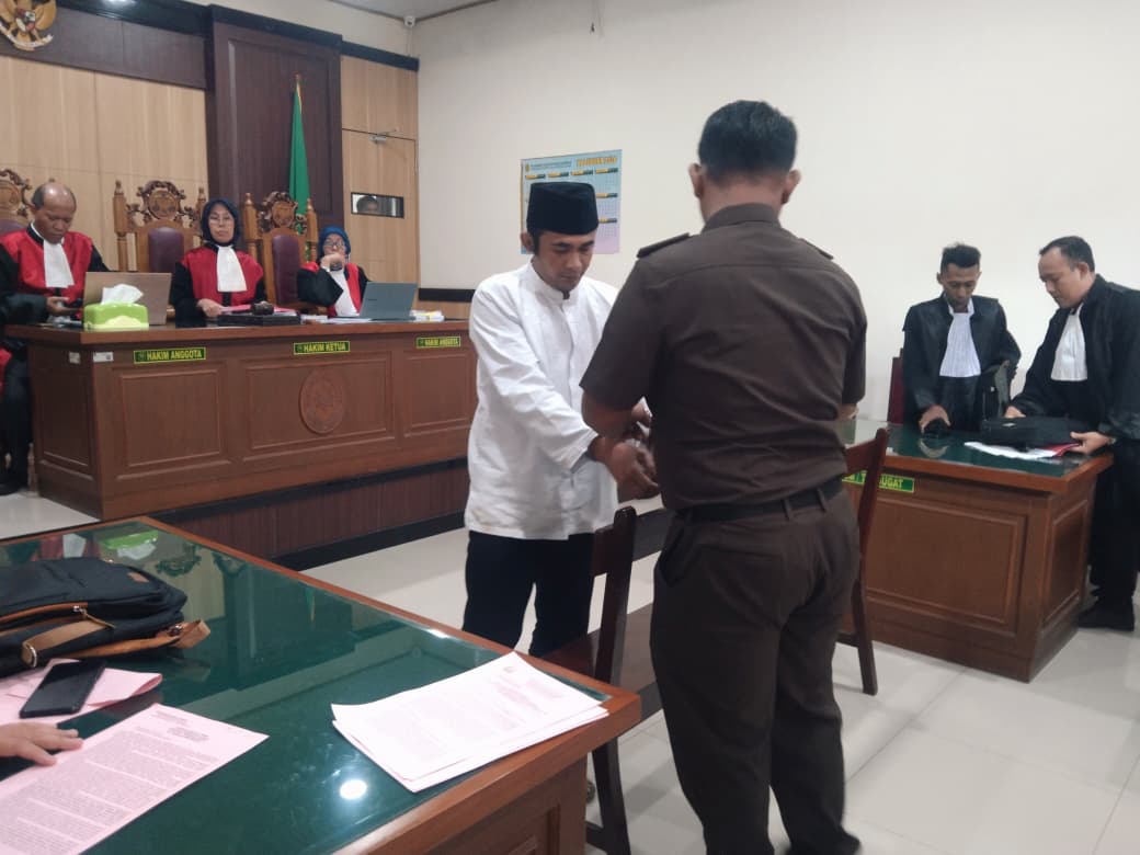 Ratusan Warga Imaan Dan Keluarga Korban Kepung Pengadilan, Bentangkan Banner