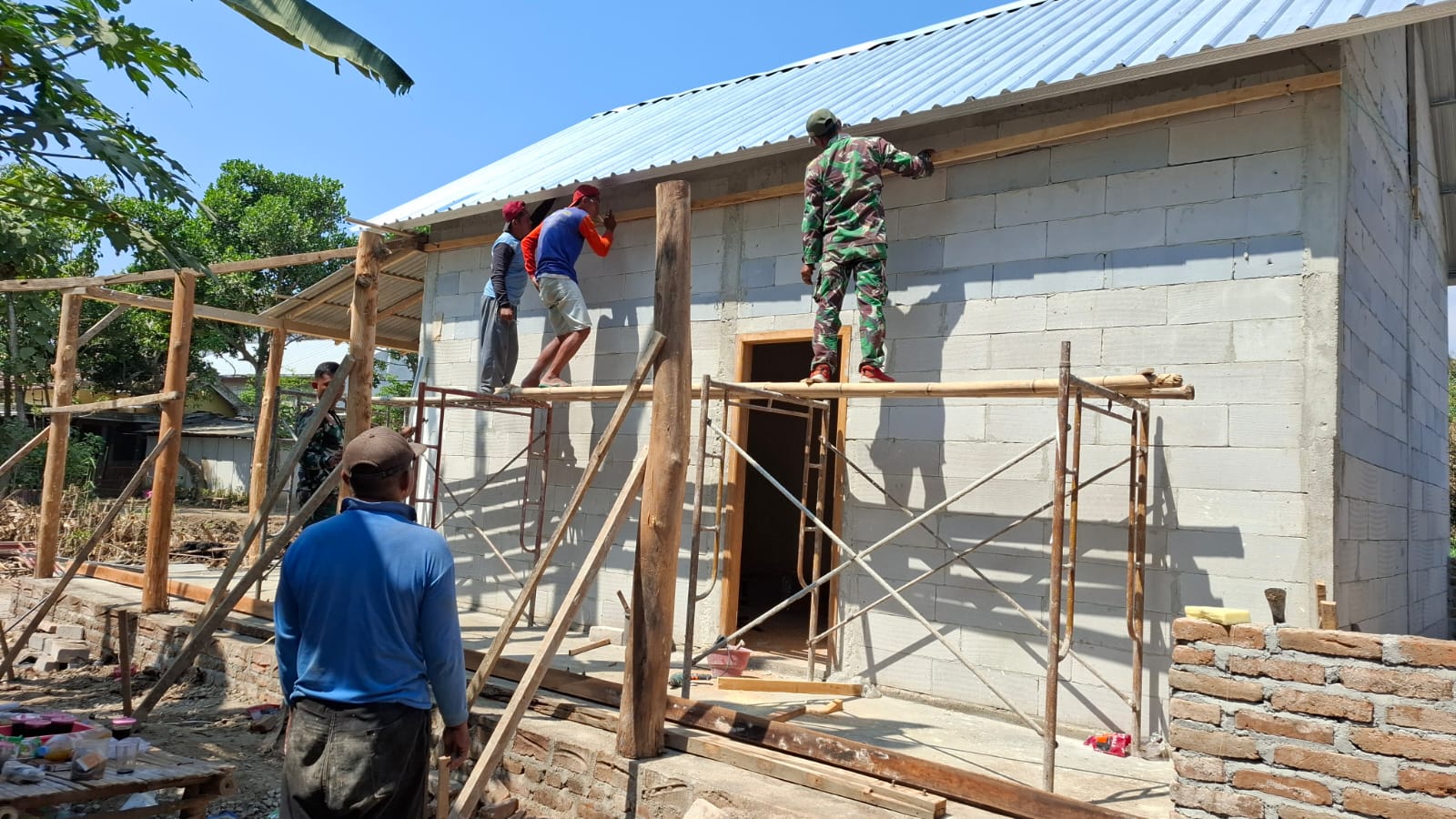 Rehab RTLH 100 Persen Finish, Satgas TMMD Tambahkan Teras Samping Rumah